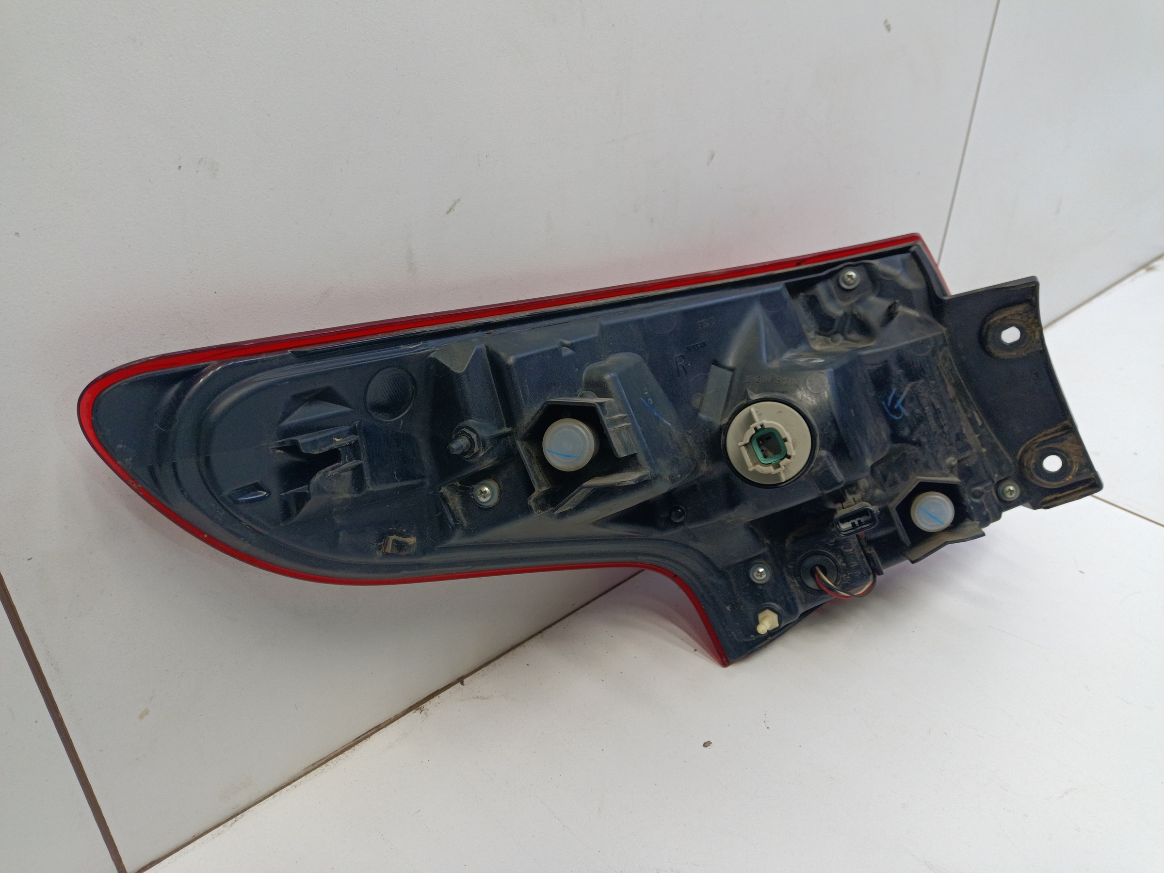 Фонарь задний правый наружный Nissan Qashqai 2