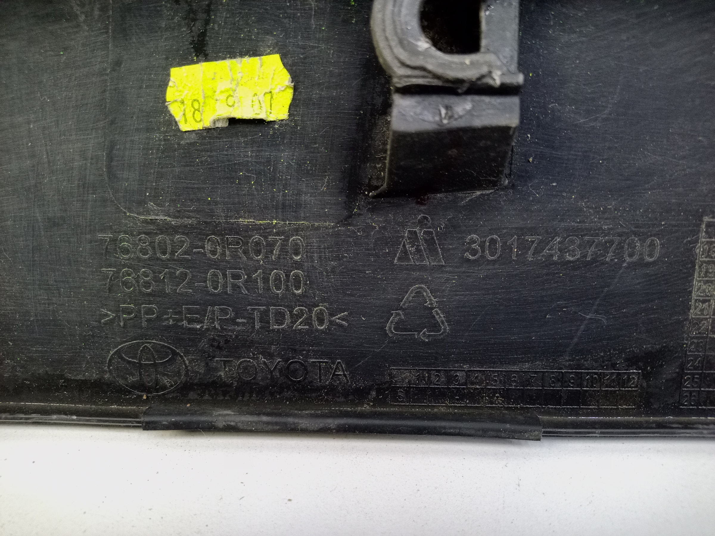 Накладка крышки багажника Toyota RAV4 XA50