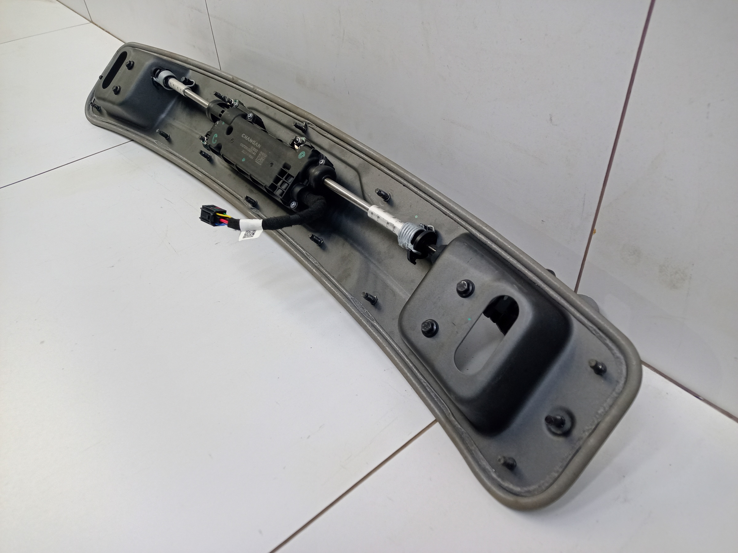 Механизм спойлера крышки багажника Changan Uni-V