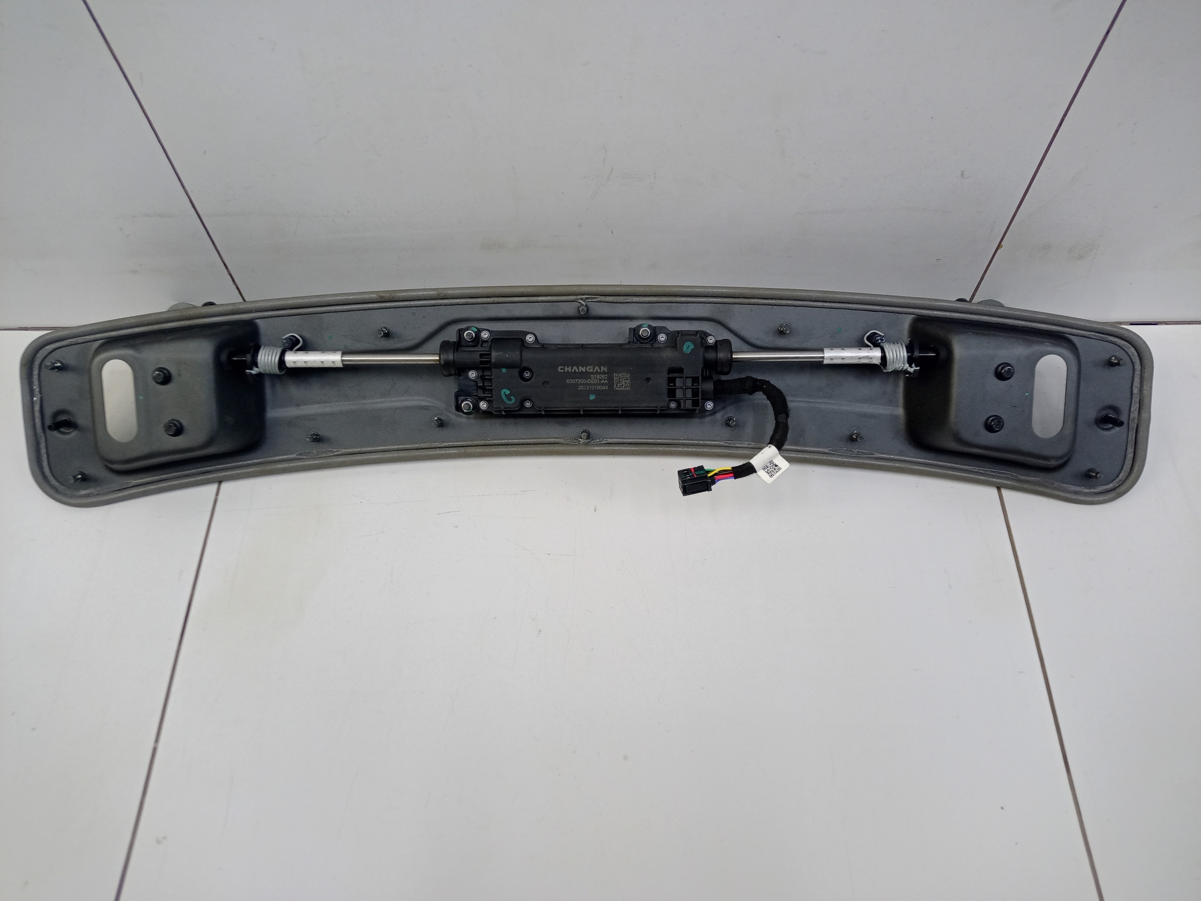 Механизм спойлера крышки багажника Changan Uni-V