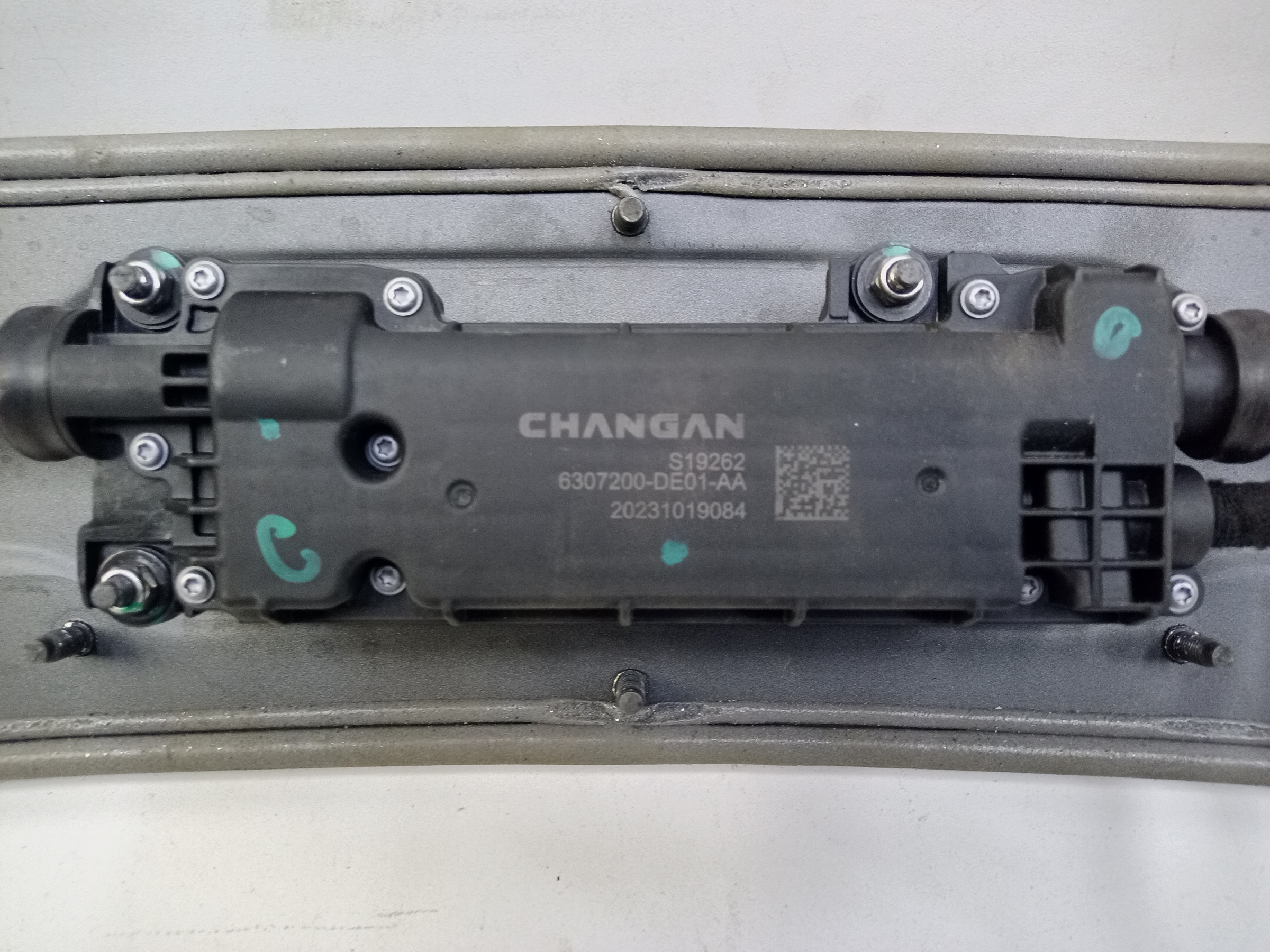 Механизм спойлера крышки багажника Changan Uni-V