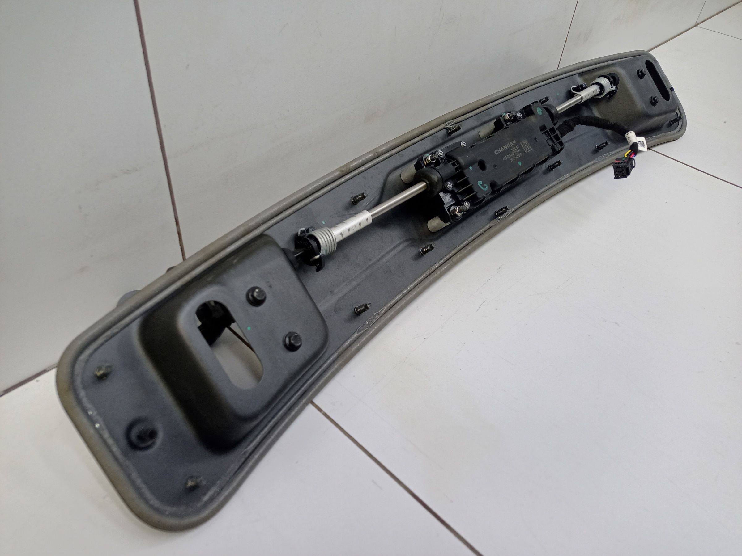 Механизм спойлера крышки багажника Changan Uni-V