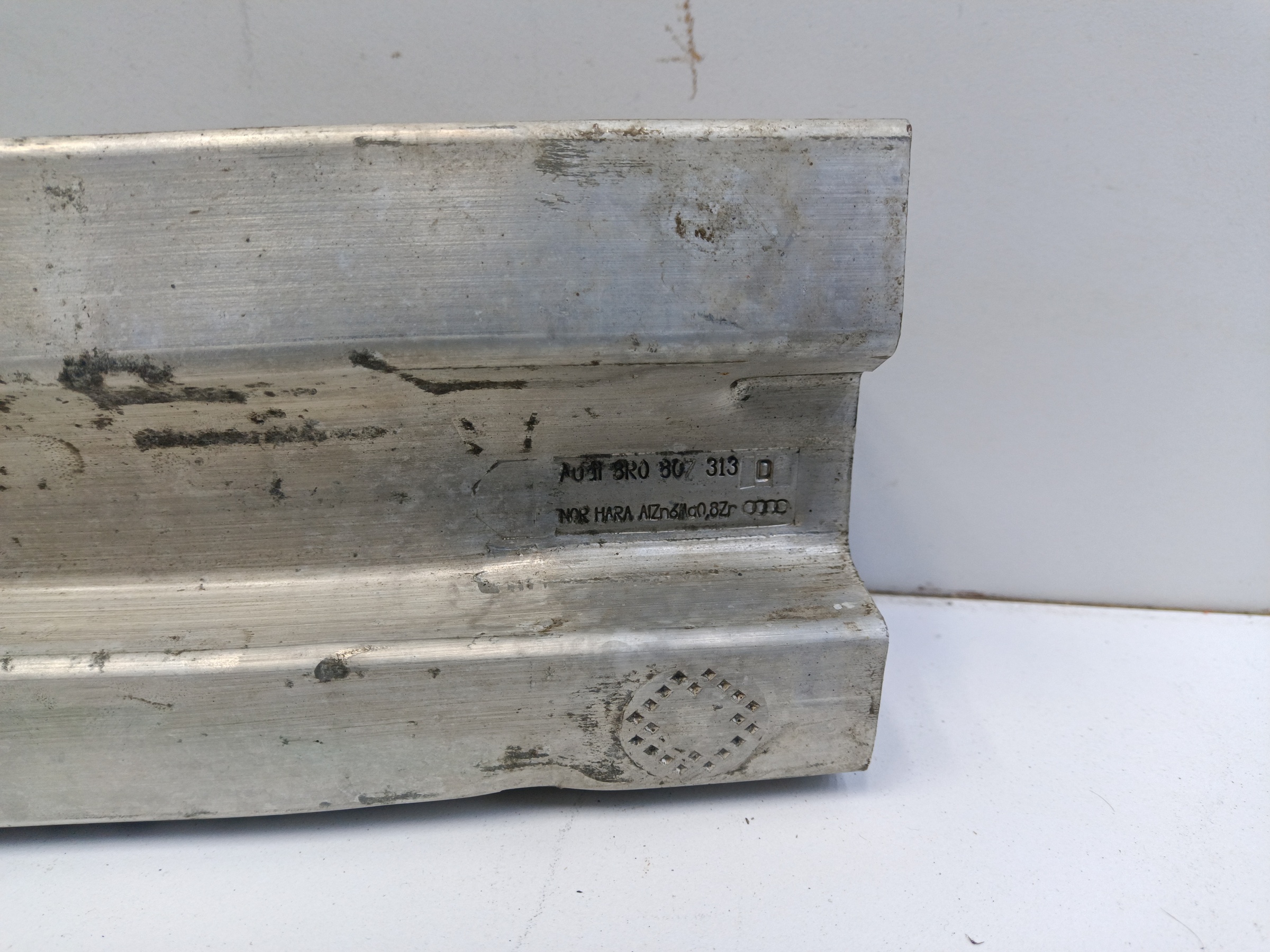 Усилитель заднего бампера Porsche Macan 1