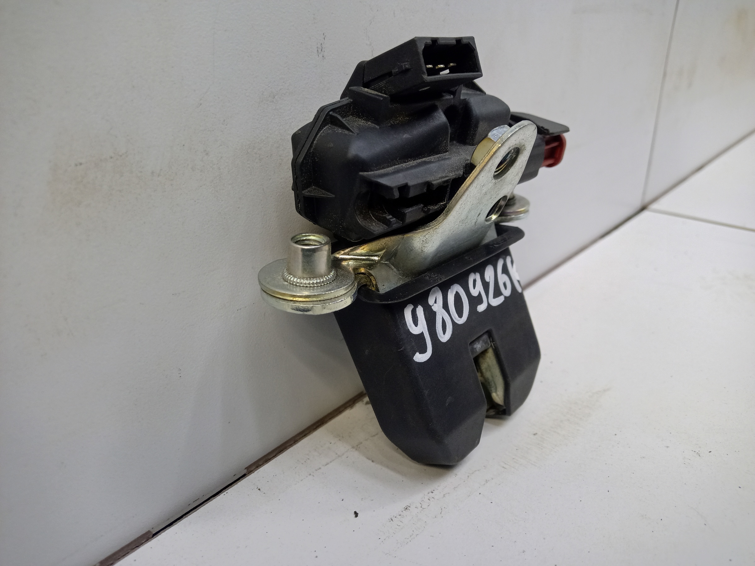 Замок крышки багажника Volkswagen Polo 5 Sedan