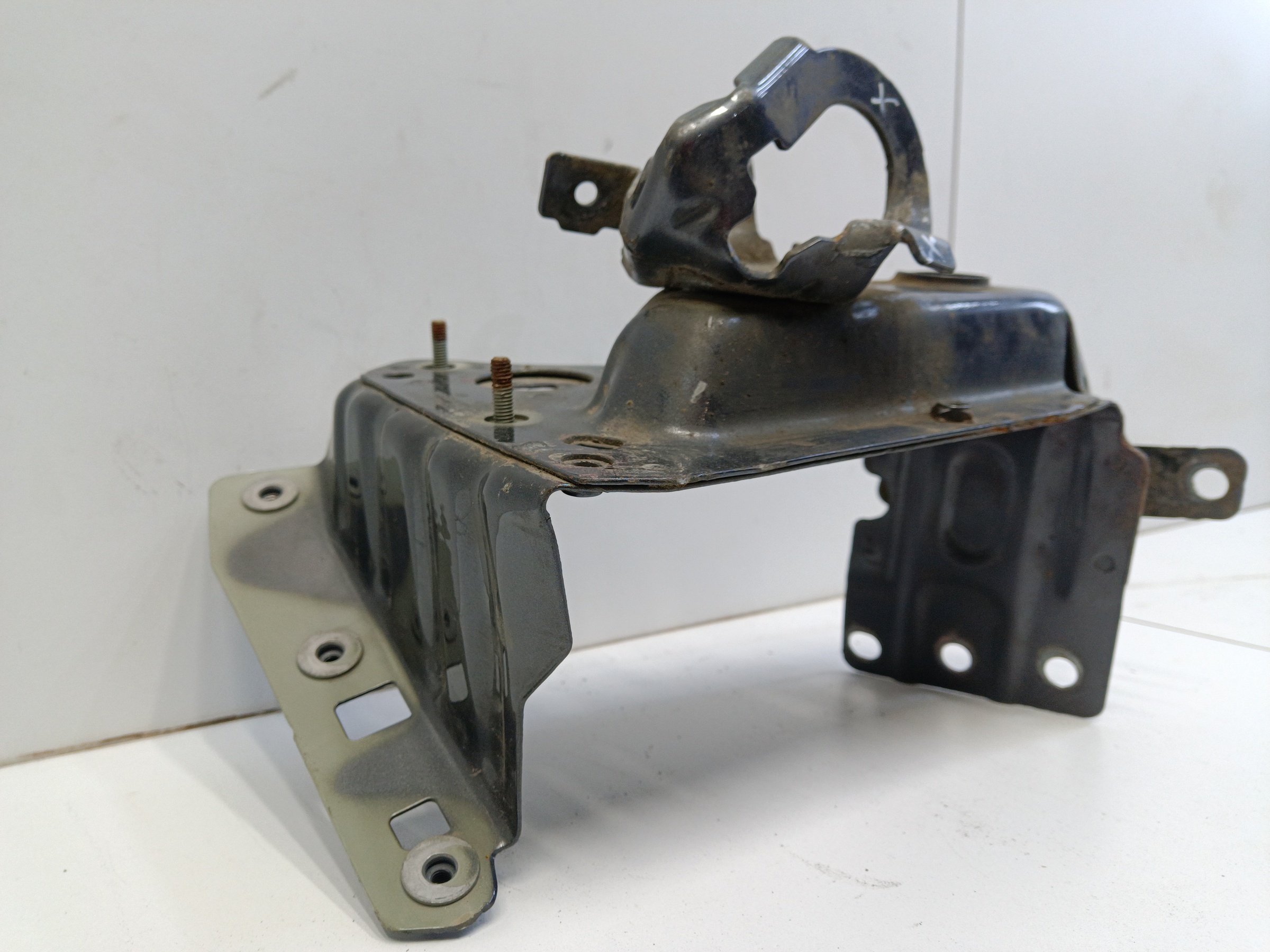 Кронштейн крыла переднего левого Porsche Cayenne 3