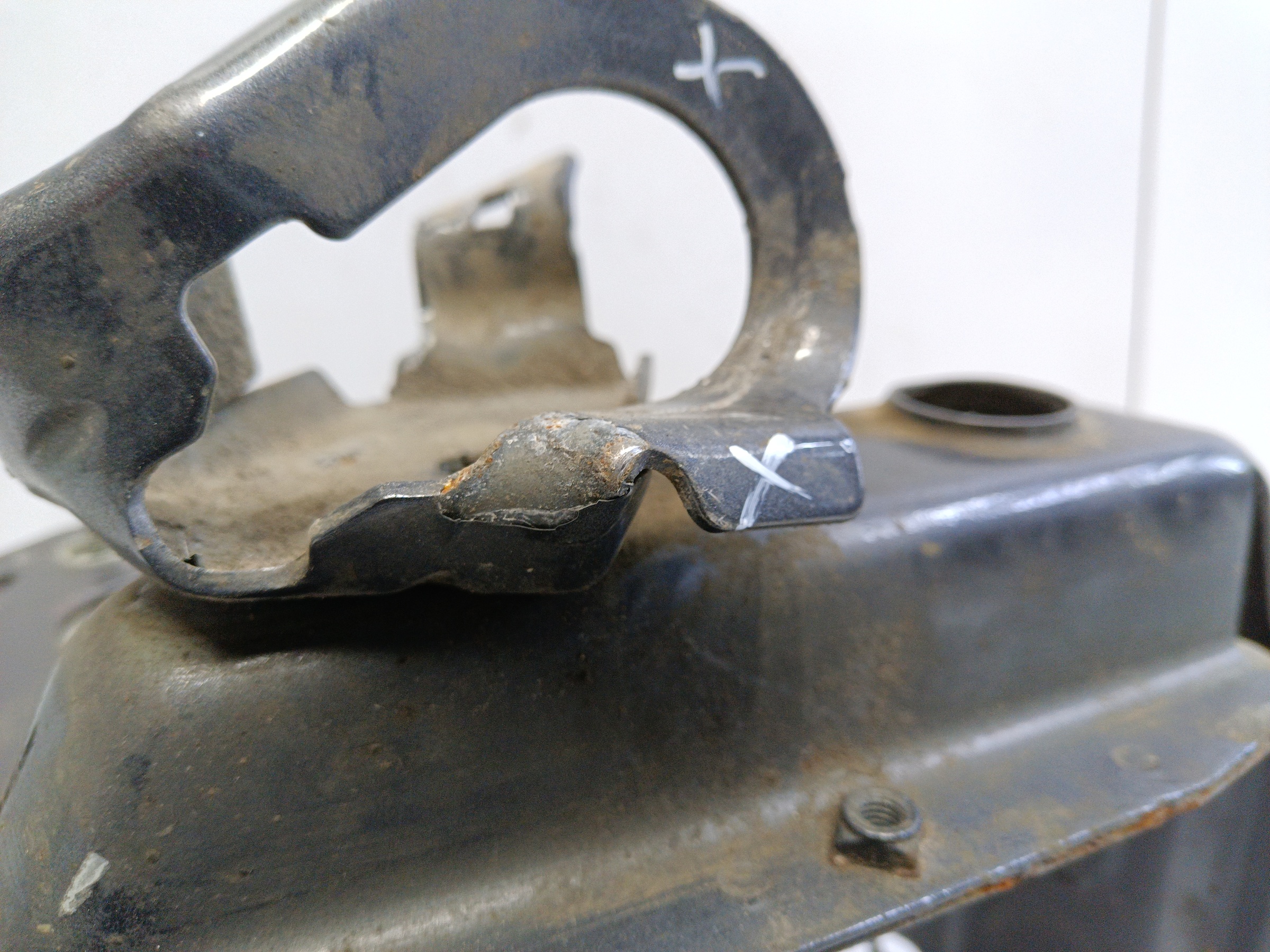 Кронштейн крыла переднего левого Porsche Cayenne 3