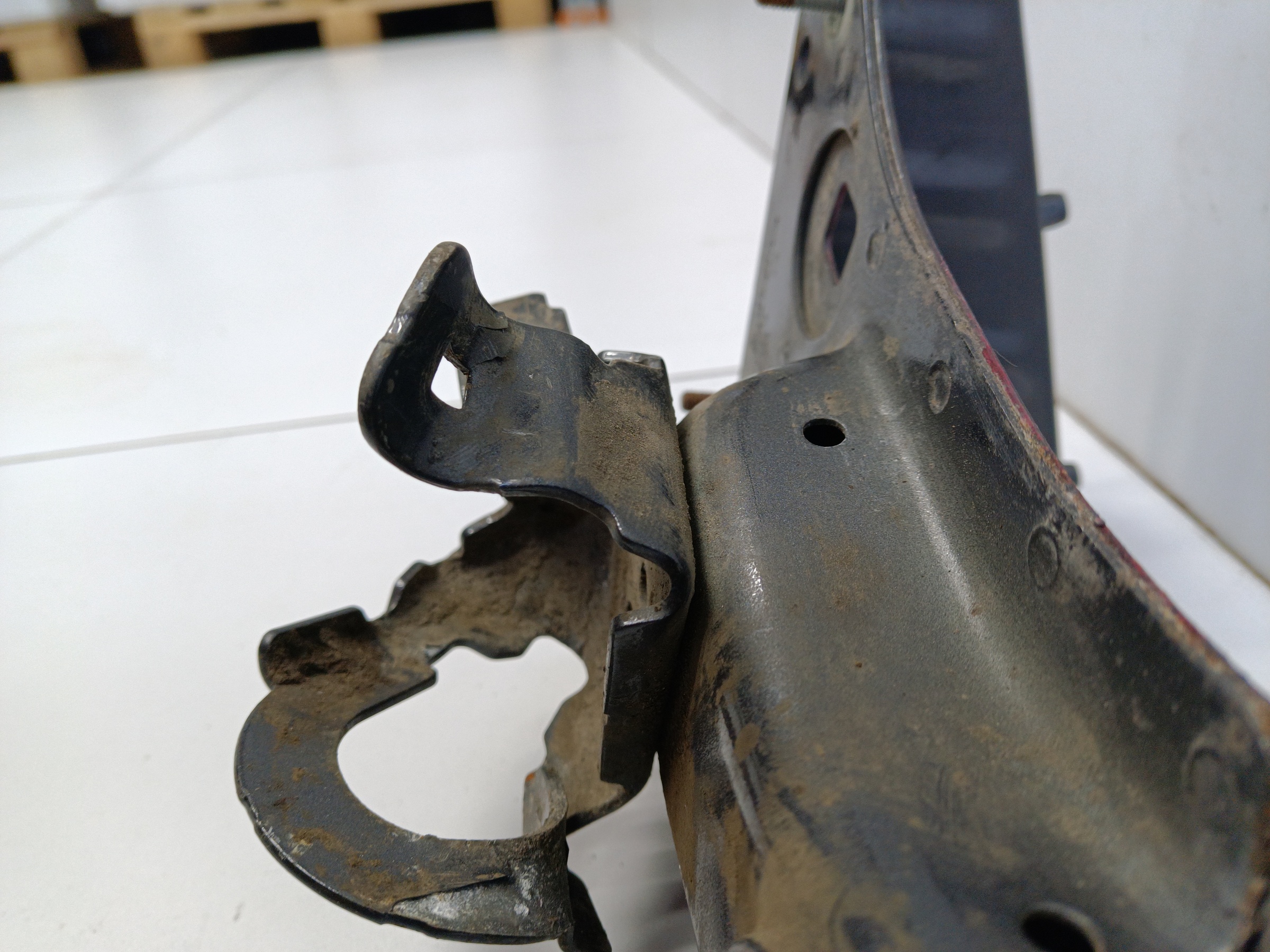 Кронштейн крыла переднего левого Porsche Cayenne 3