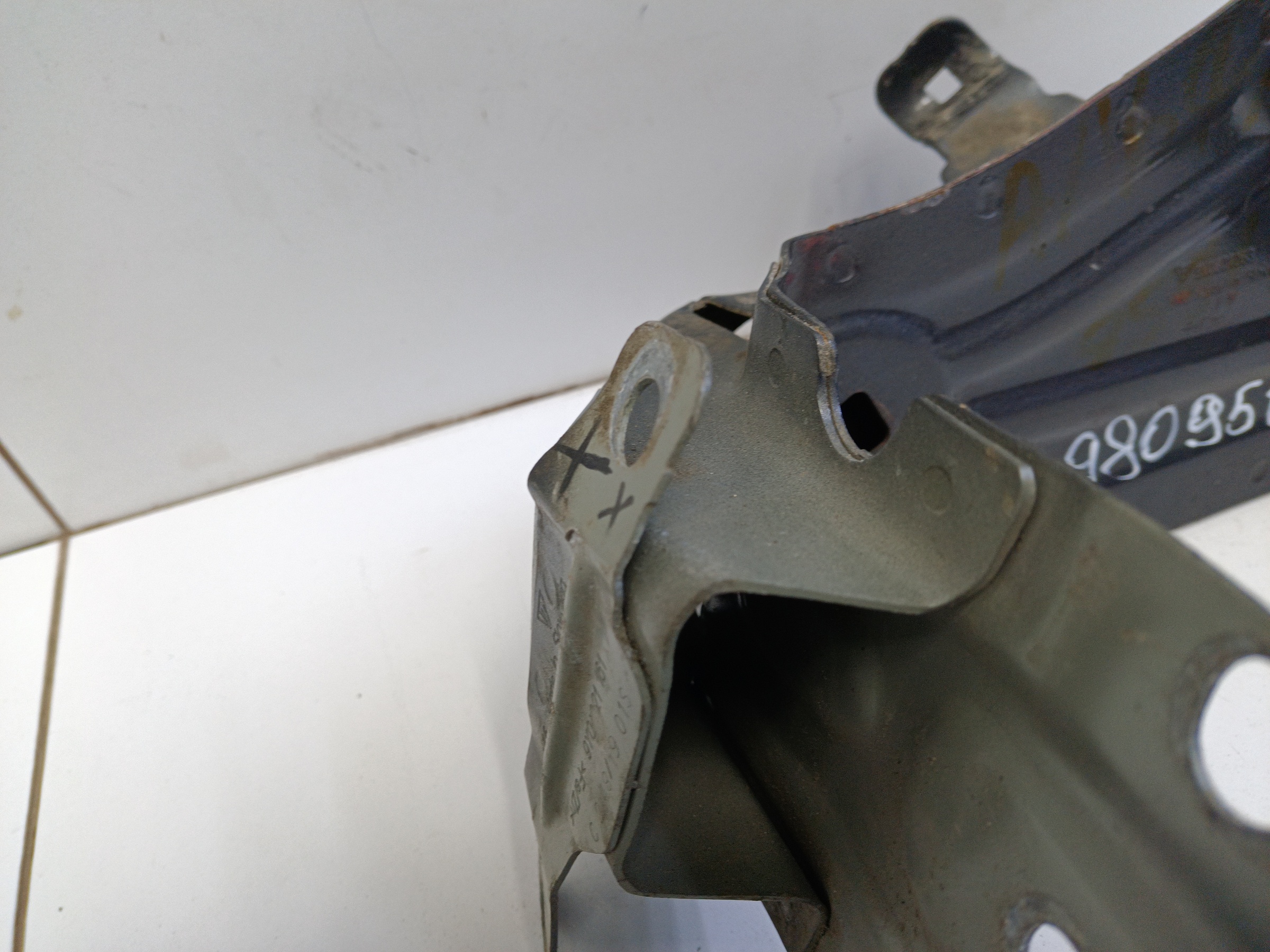 Кронштейн крыла переднего левого Porsche Cayenne 3