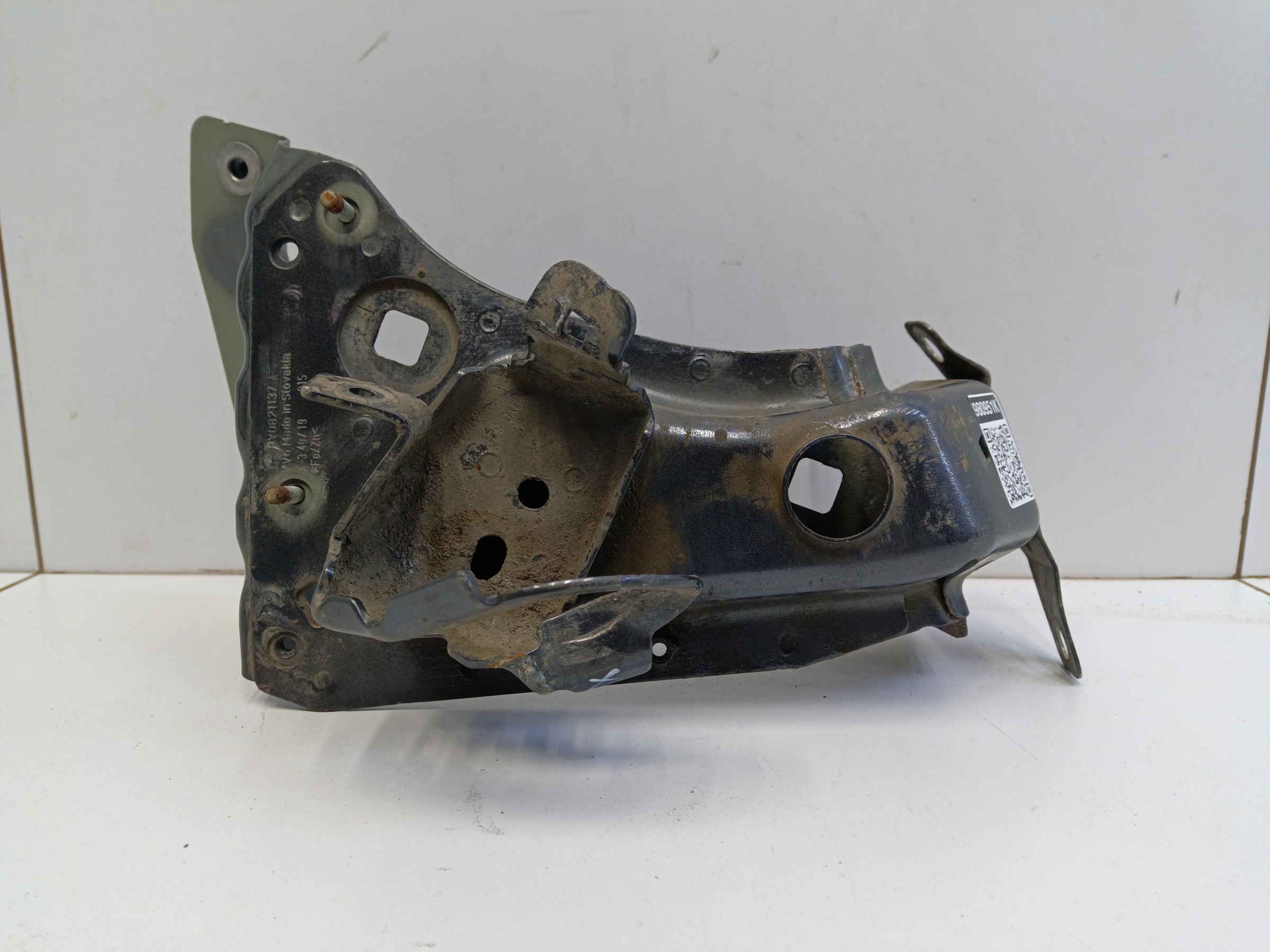 Кронштейн крыла переднего левого Porsche Cayenne 3