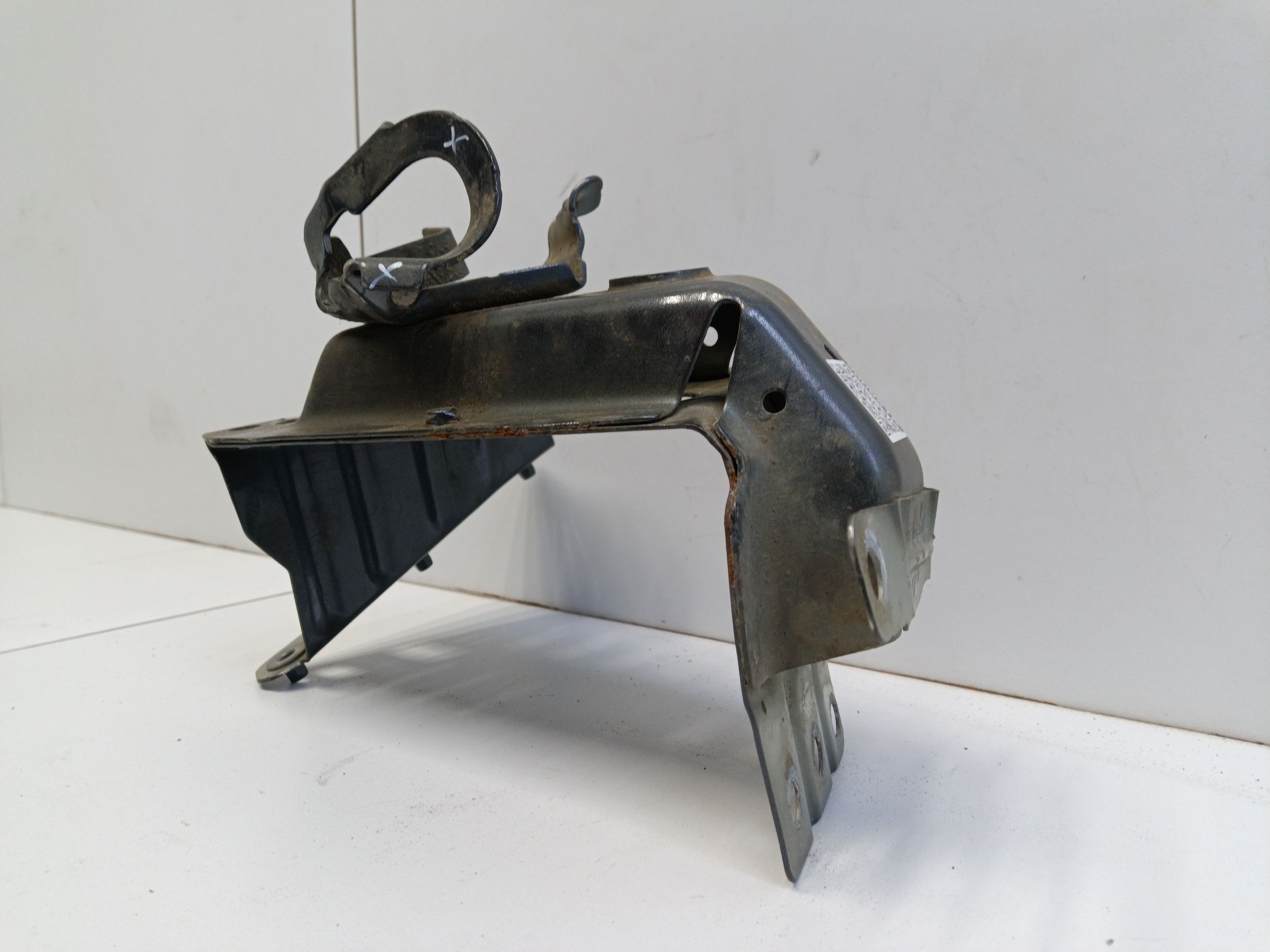 Кронштейн крыла переднего левого Porsche Cayenne 3