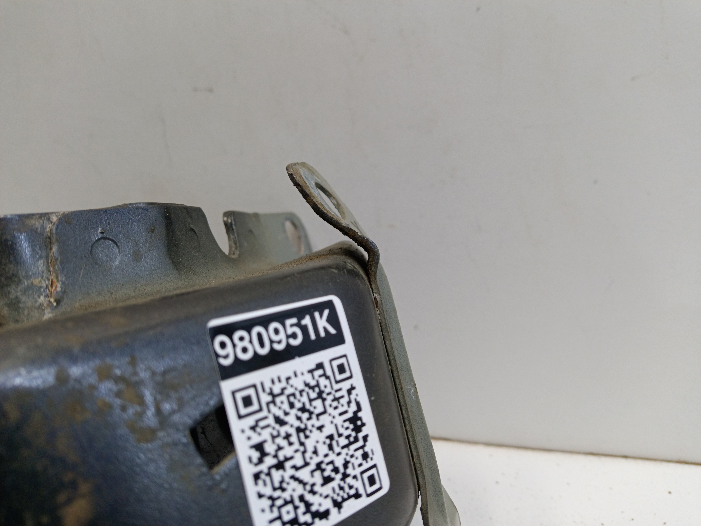 Кронштейн крыла переднего левого Porsche Cayenne 3