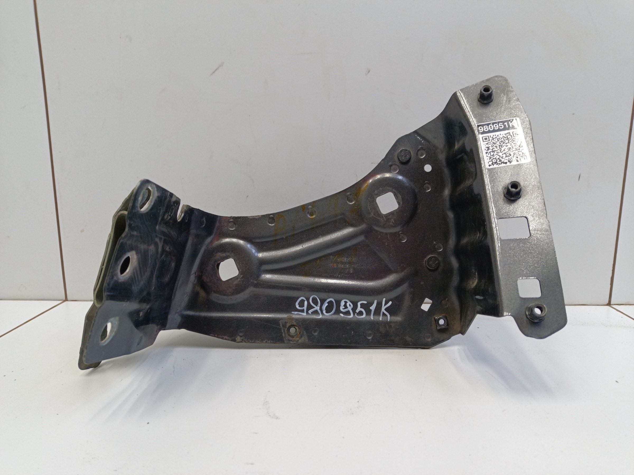 Кронштейн крыла переднего левого Porsche Cayenne 3