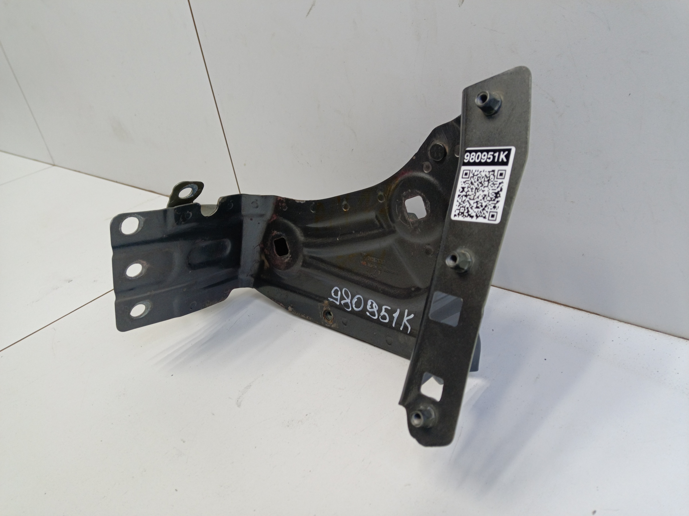 Кронштейн крыла переднего левого Porsche Cayenne 3