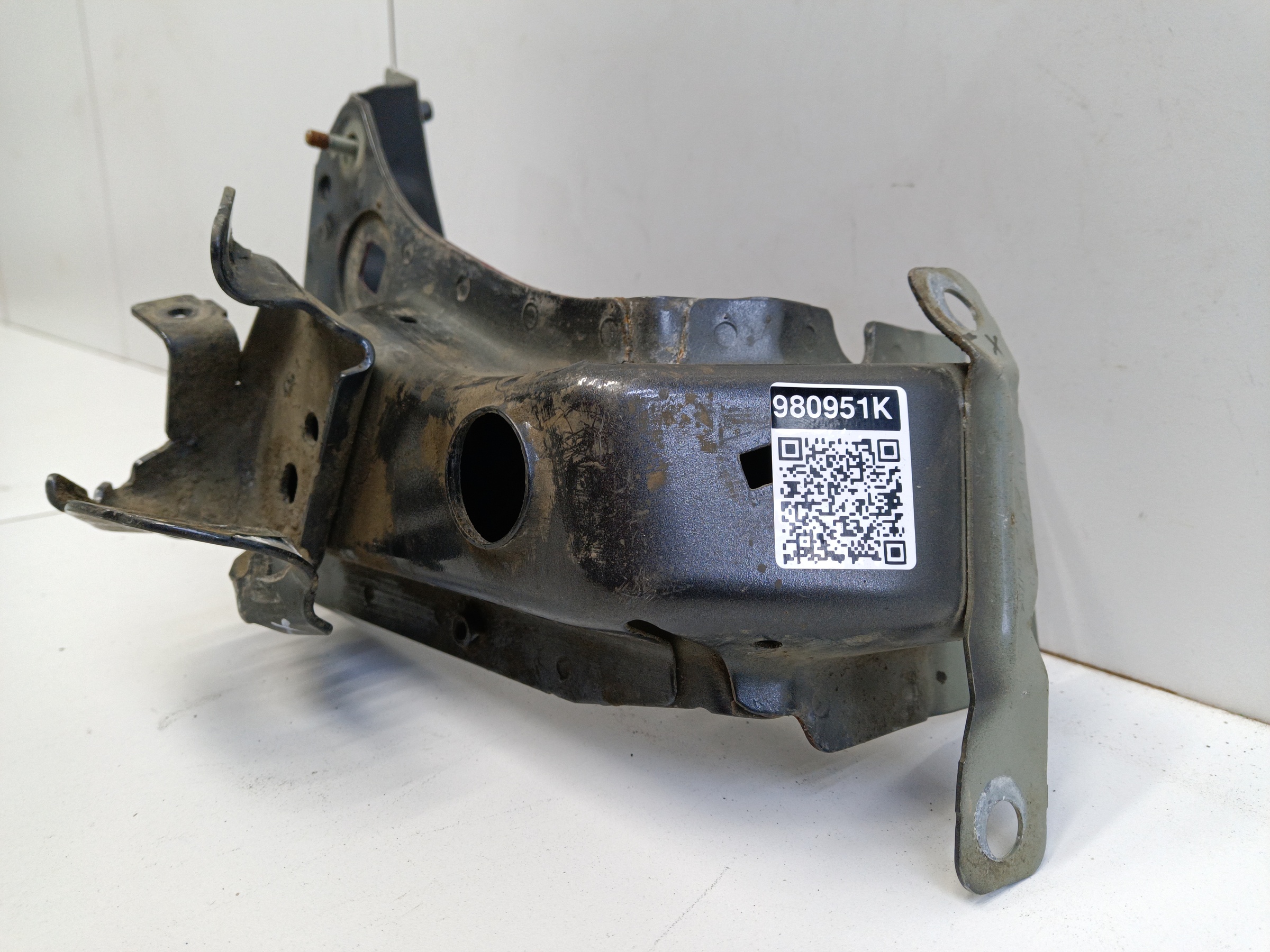 Кронштейн крыла переднего левого Porsche Cayenne 3