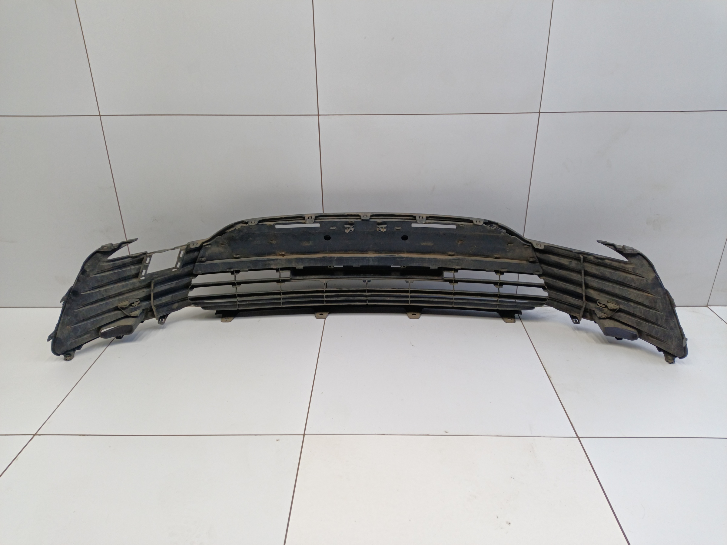 Решетка переднего бампера Toyota Camry V70 Restail