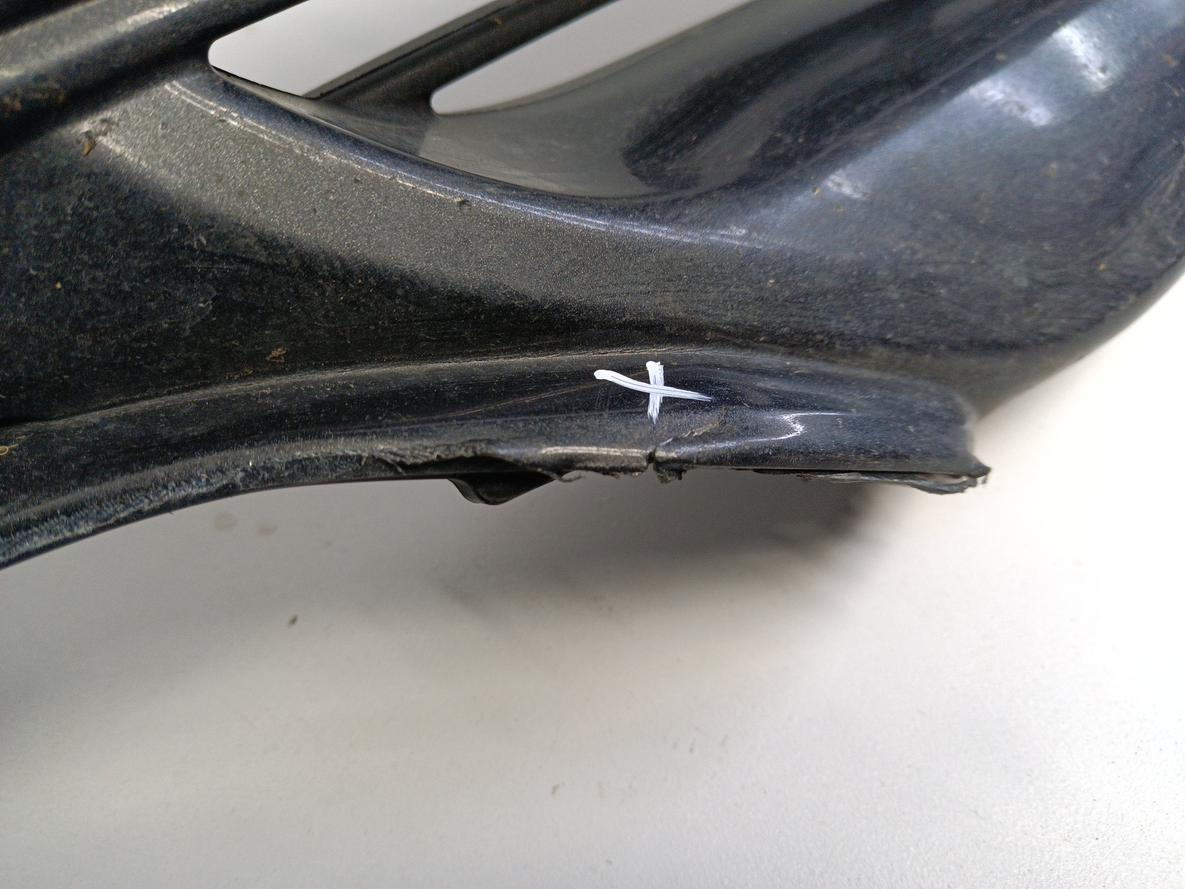 Решетка переднего бампера Toyota Camry V70 Restail