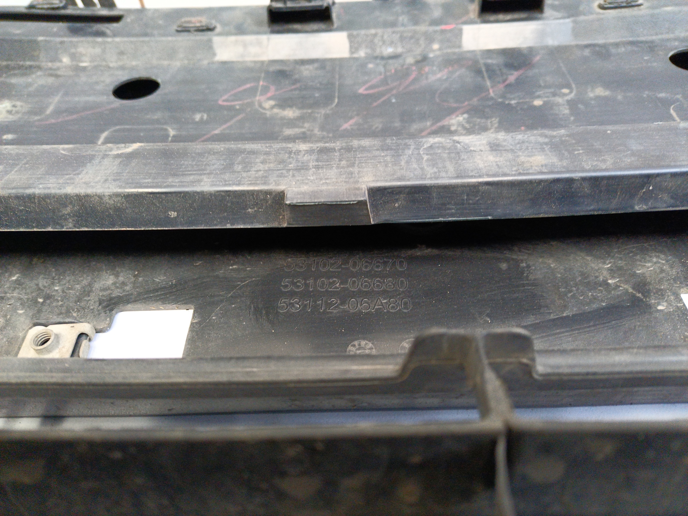 Решетка переднего бампера Toyota Camry V70 Restail