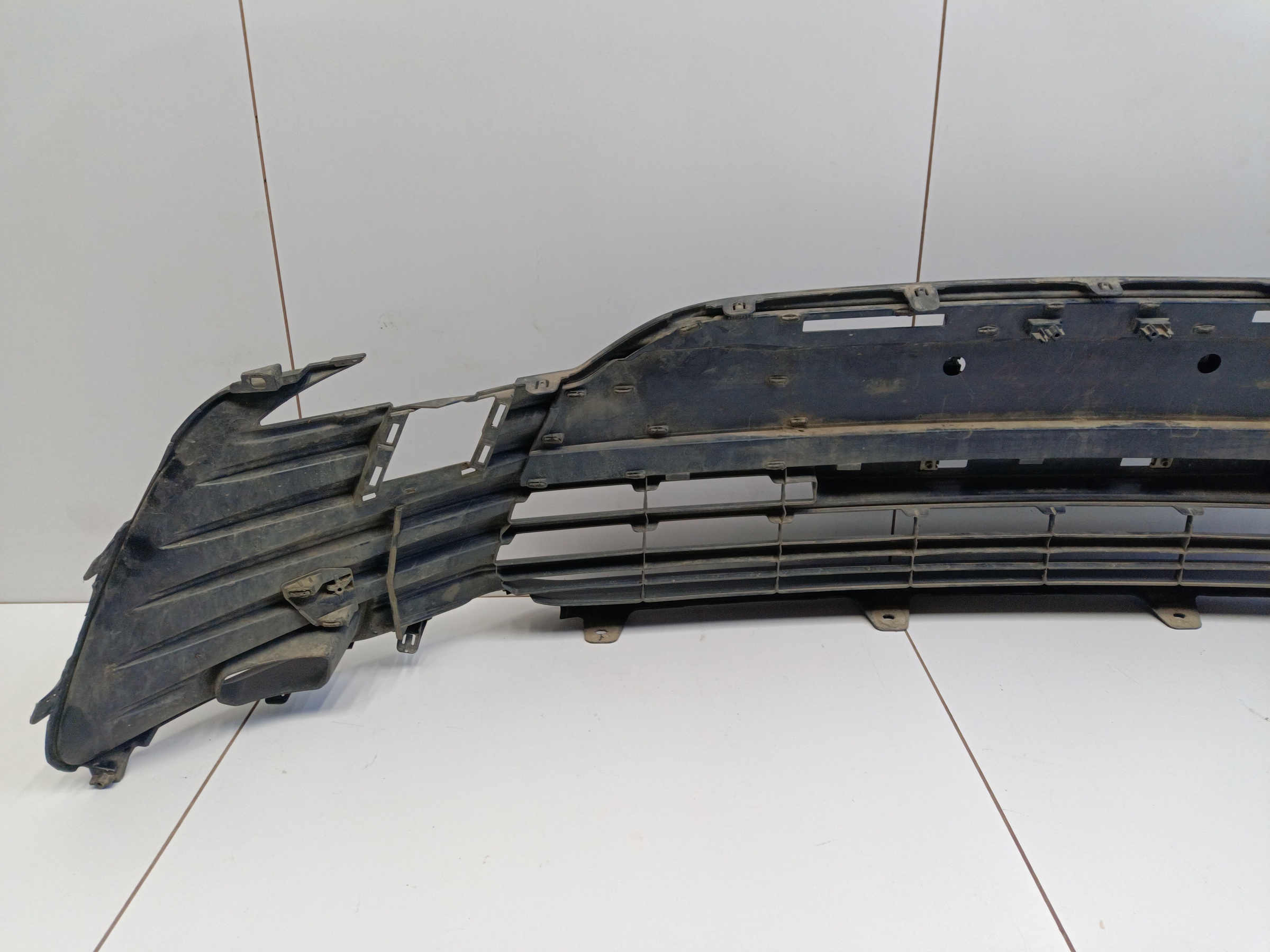 Решетка переднего бампера Toyota Camry V70 Restail