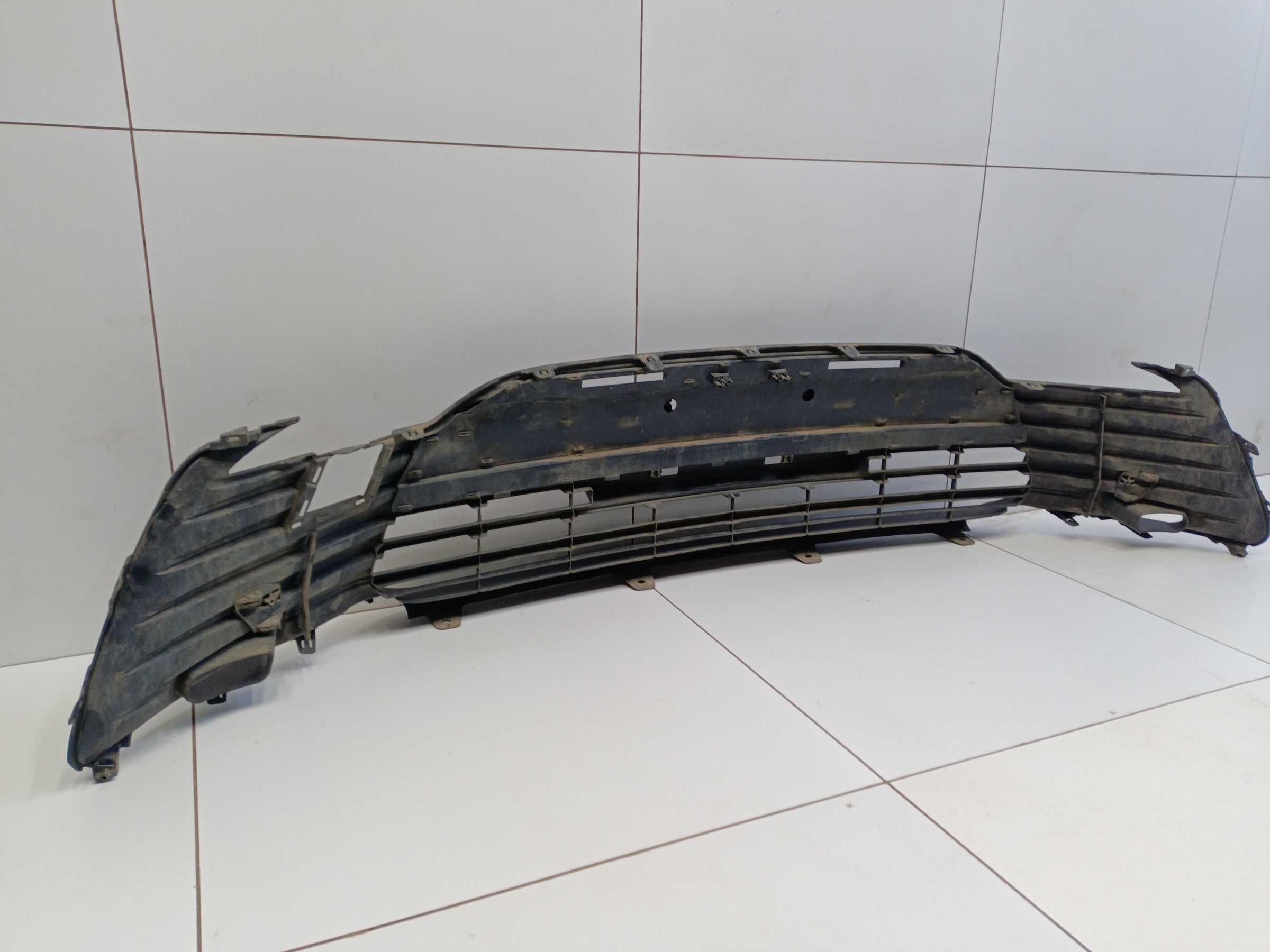 Решетка переднего бампера Toyota Camry V70 Restail