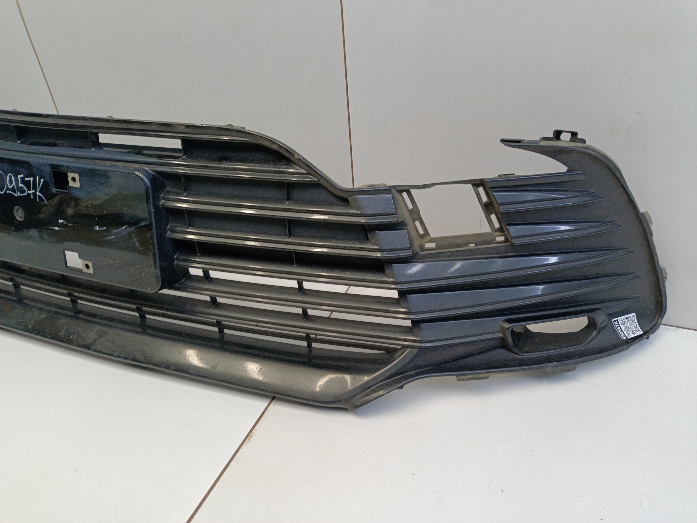 Решетка переднего бампера Toyota Camry V70 Restail