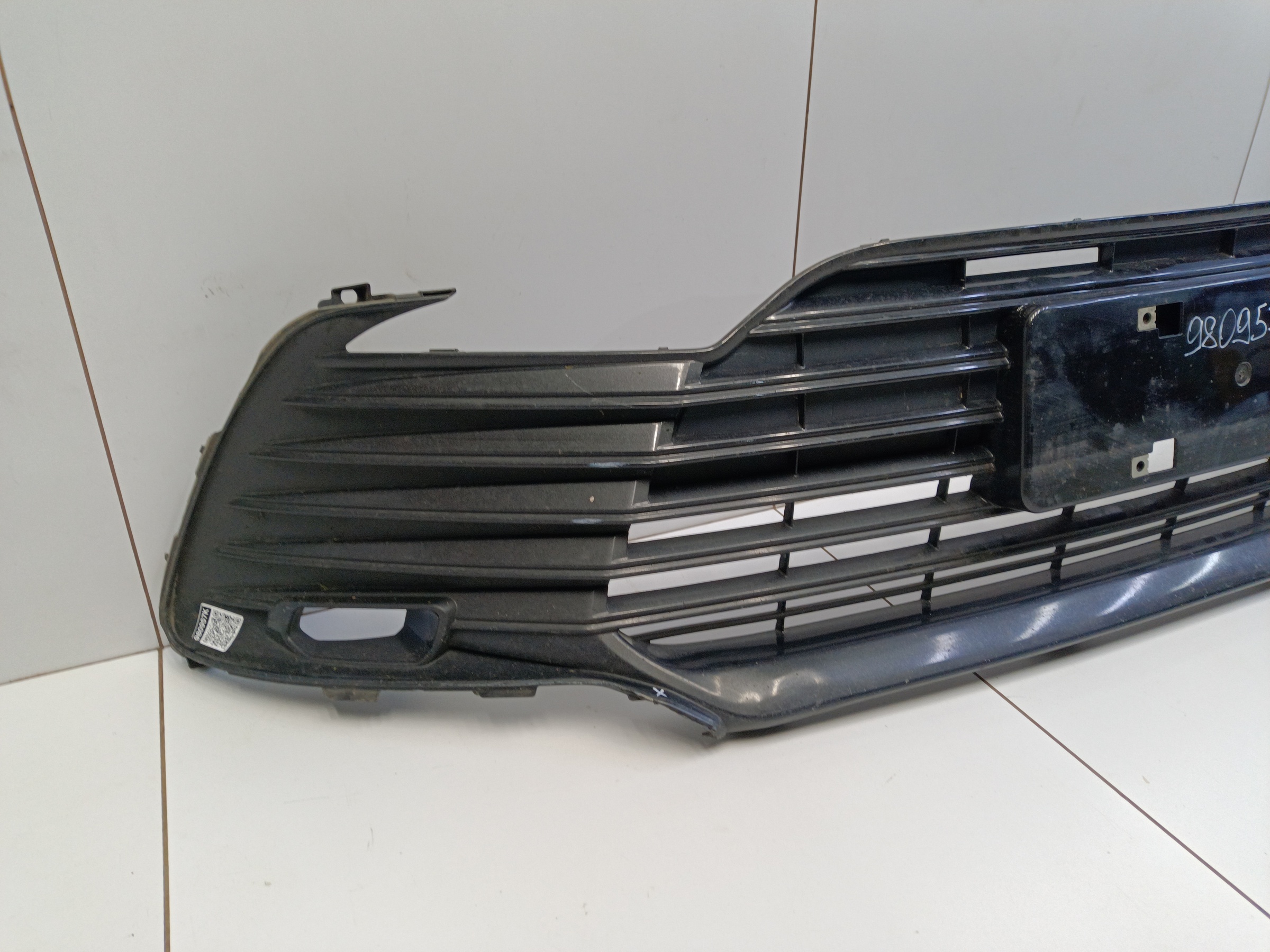 Решетка переднего бампера Toyota Camry V70 Restail