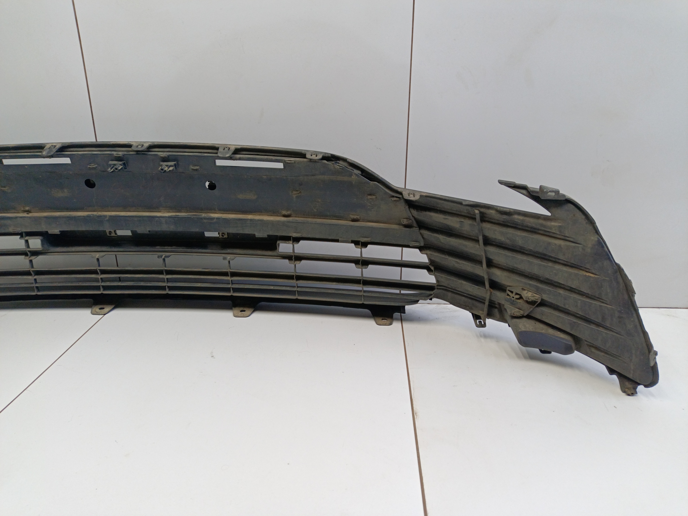 Решетка переднего бампера Toyota Camry V70 Restail