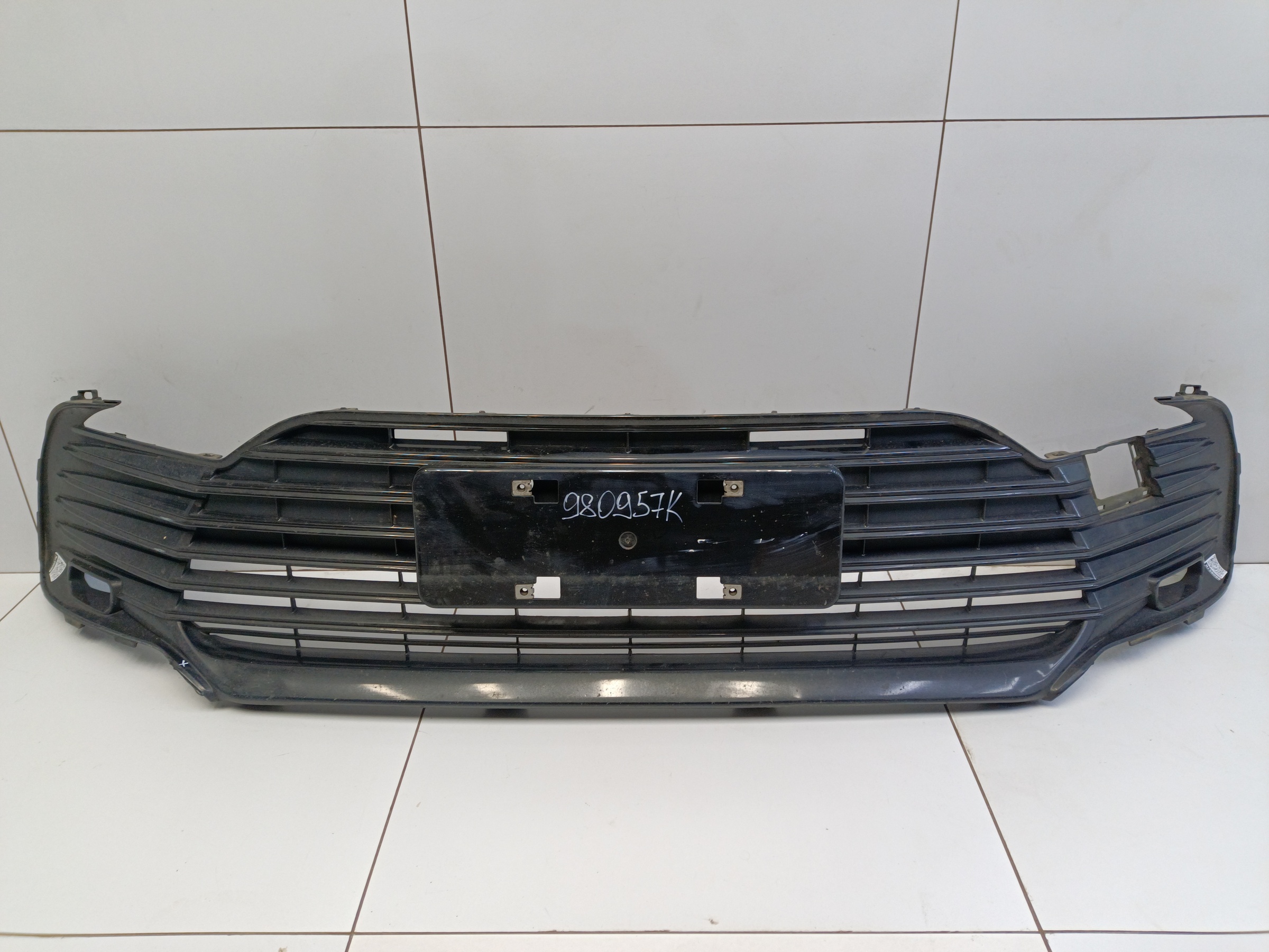 Решетка переднего бампера Toyota Camry V70 Restail