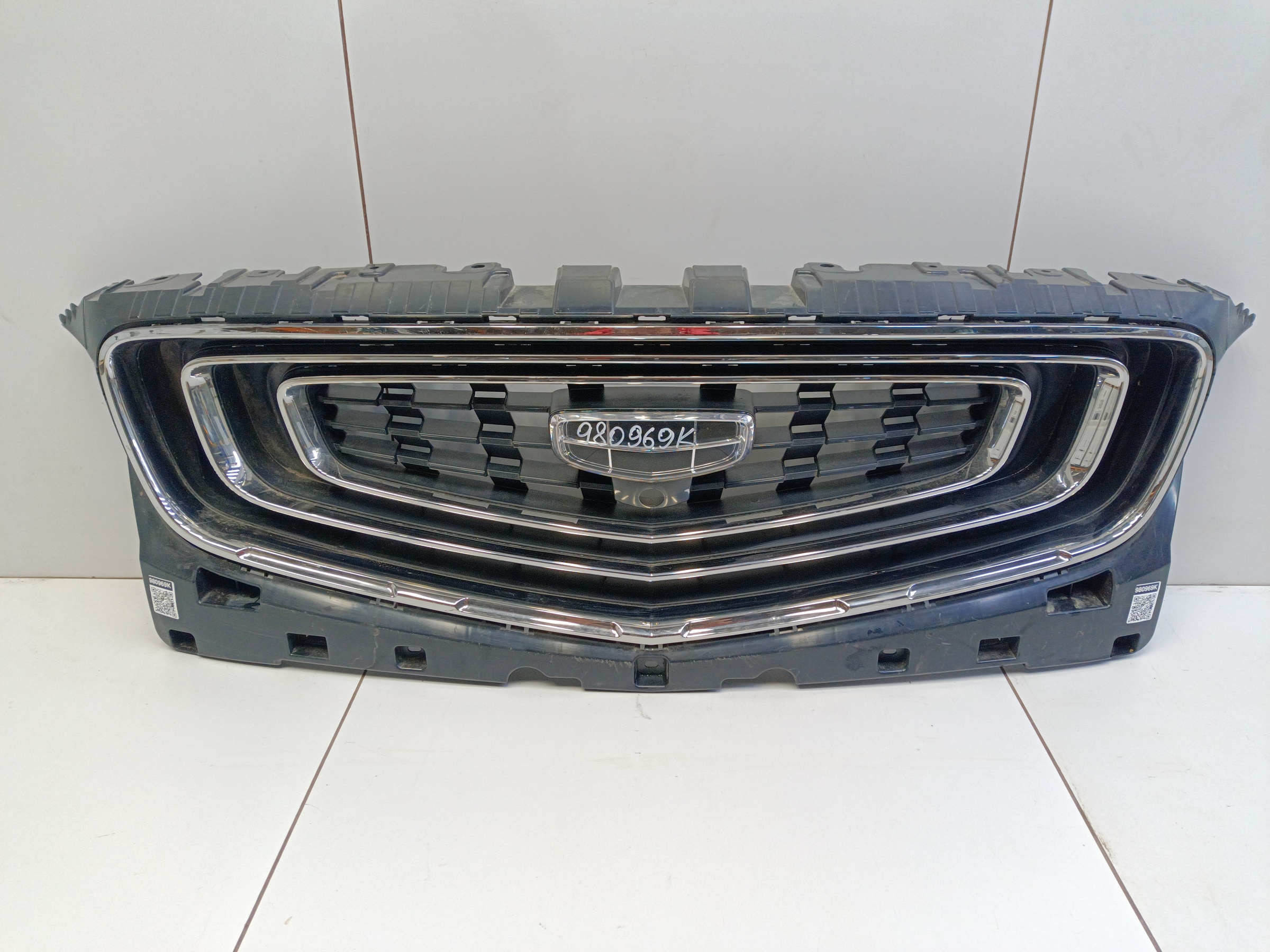 Решетка радиатора Geely Atlas Pro под камеру