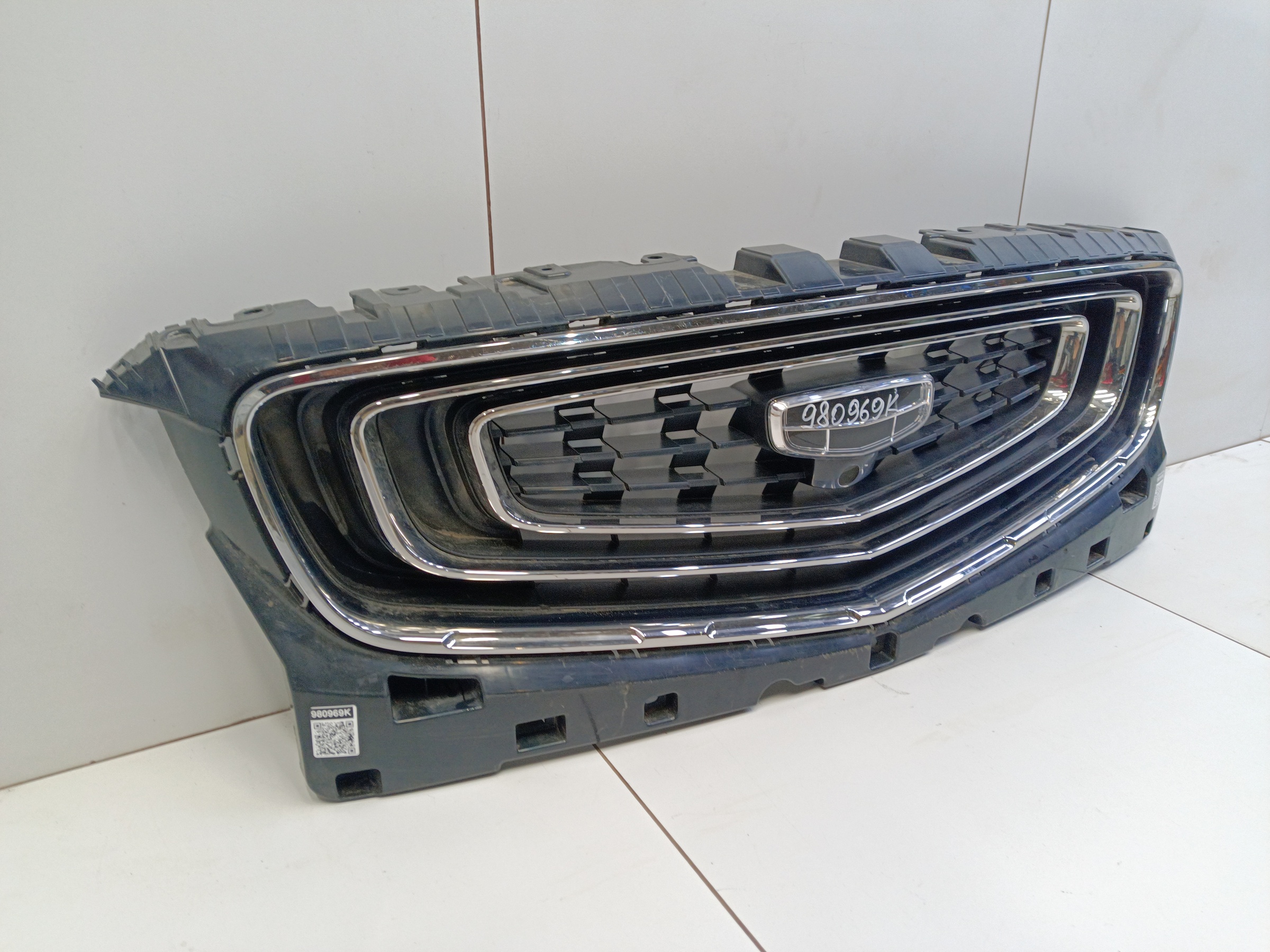 Решетка радиатора Geely Atlas Pro под камеру