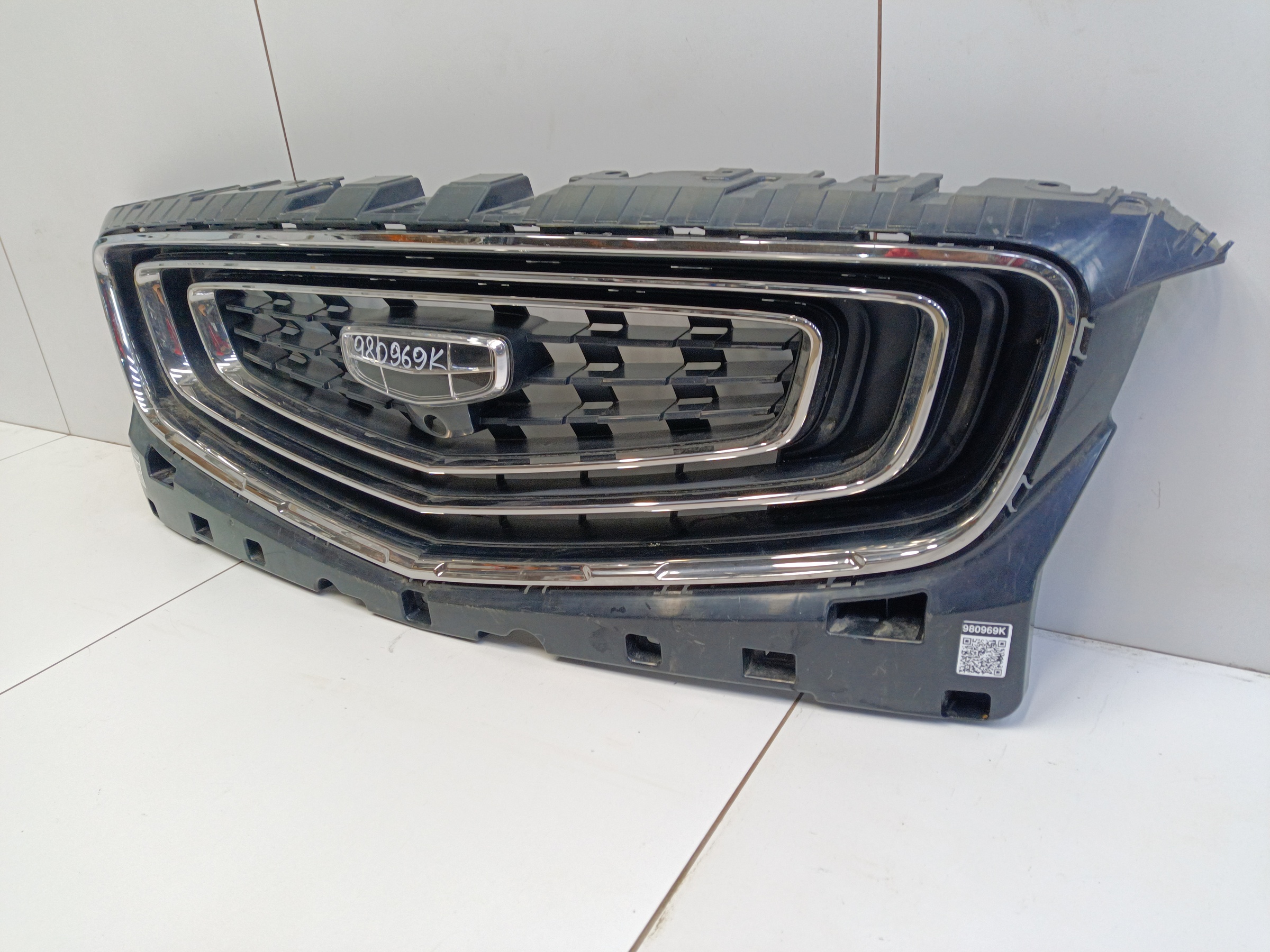 Решетка радиатора Geely Atlas Pro под камеру