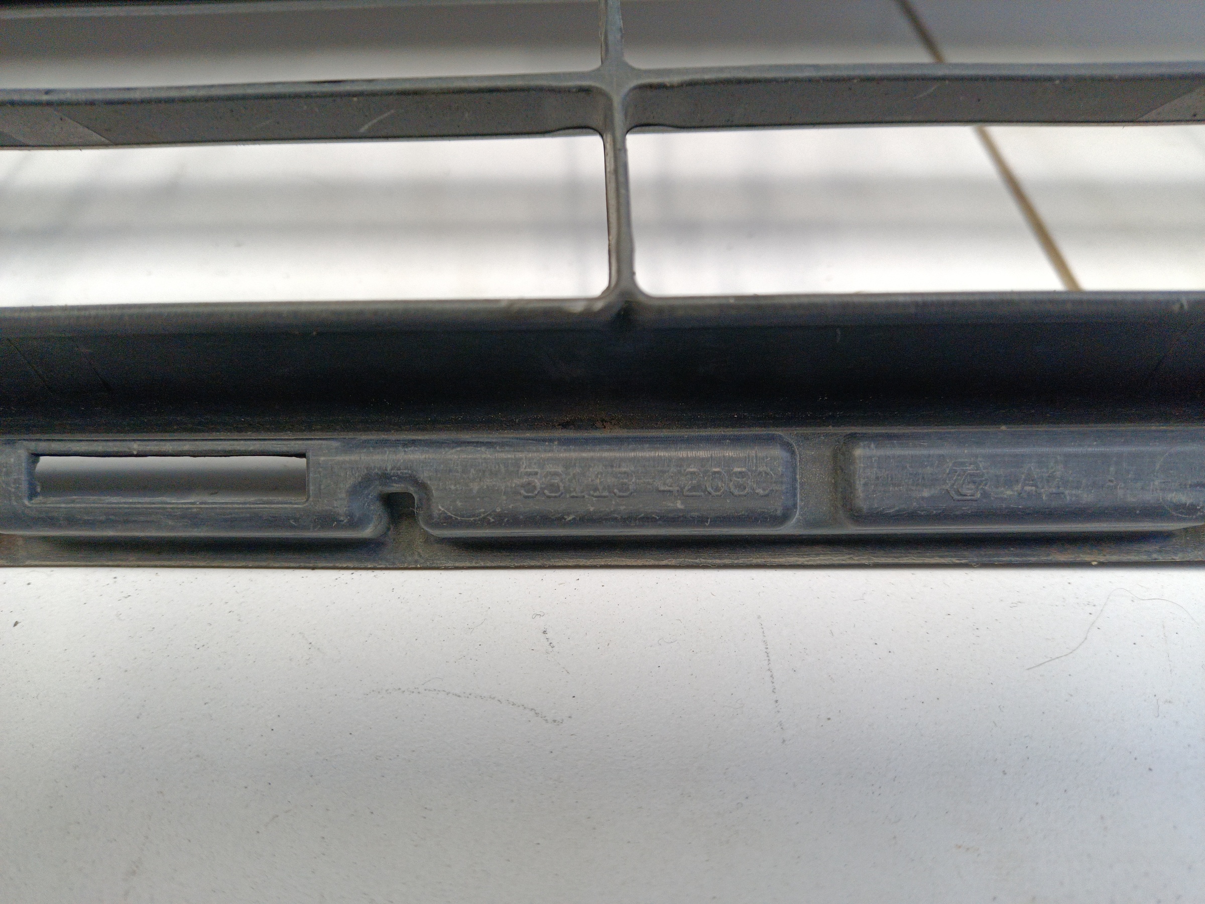 Решетка переднего бампера Toyota RAV4 CA40 Restail