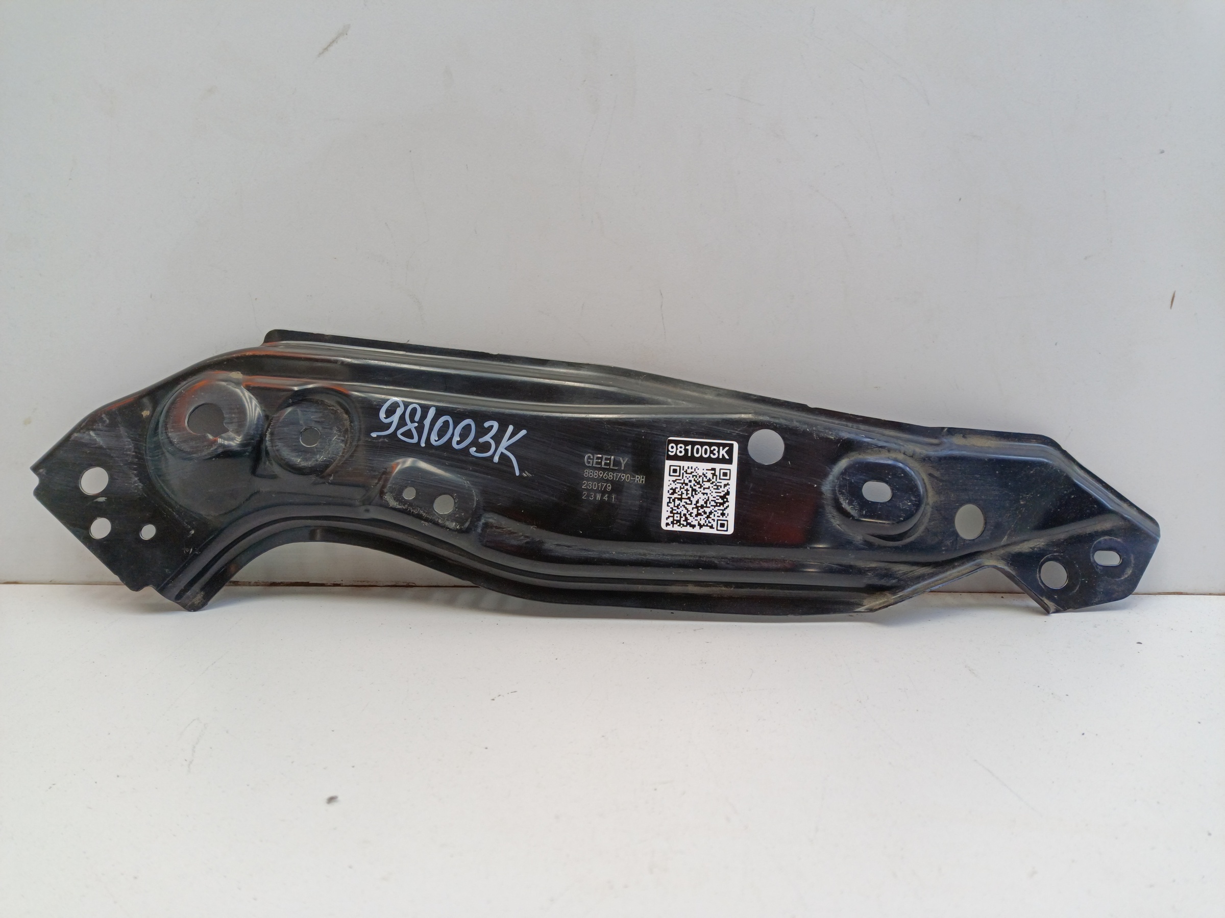 Кронштейн передней панели правый под фару Geely Monjaro