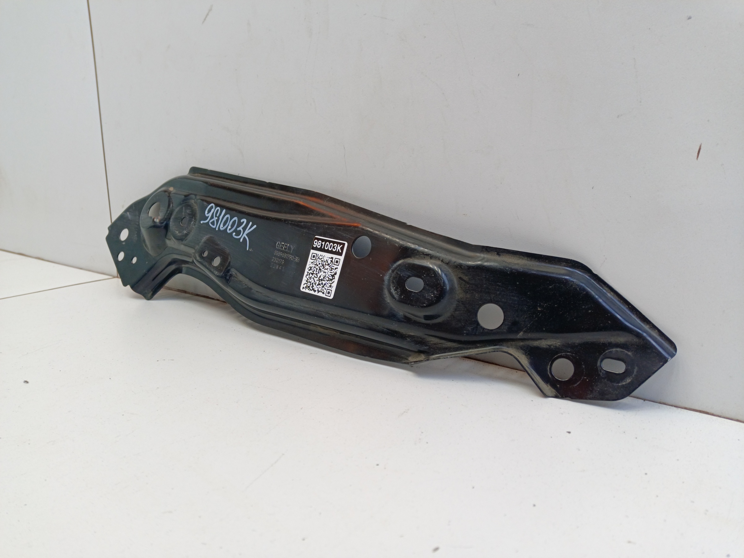 Кронштейн передней панели правый под фару Geely Monjaro