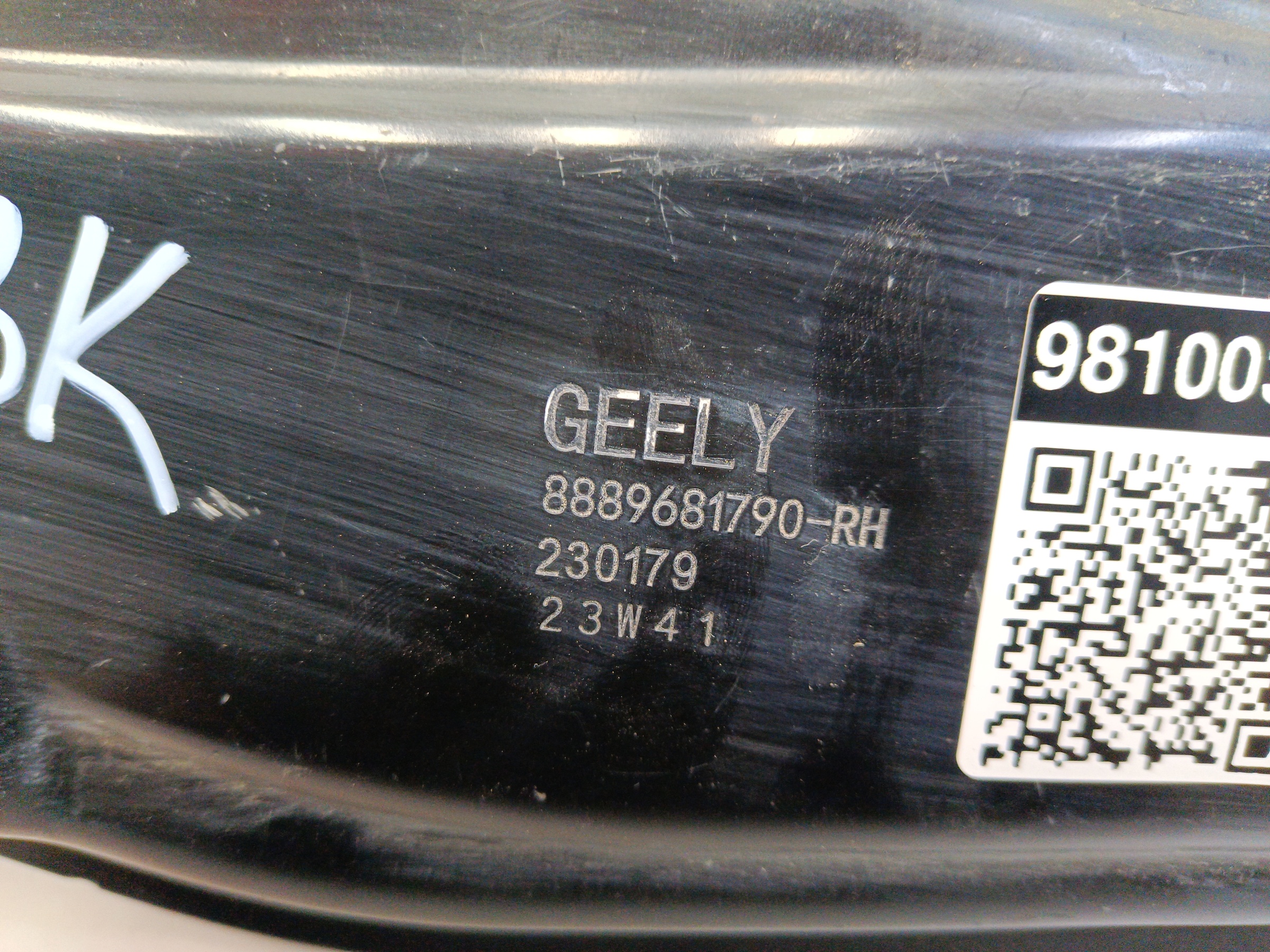 Кронштейн передней панели правый под фару Geely Monjaro