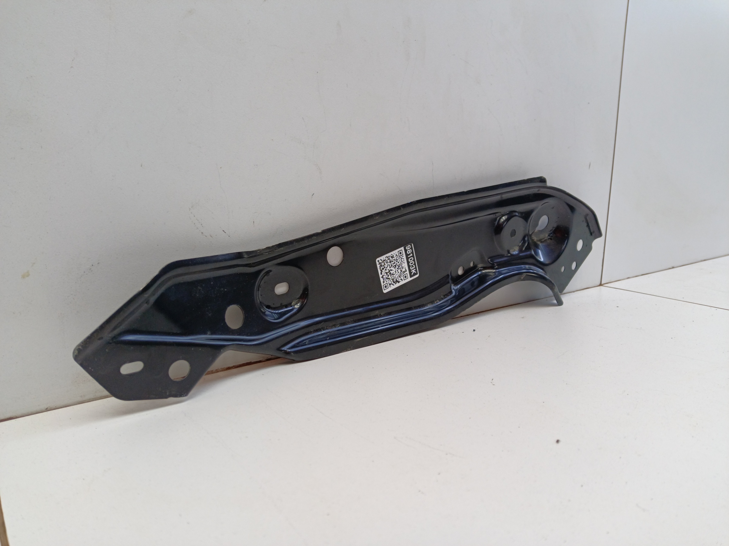 Кронштейн передней панели правый под фару Geely Monjaro