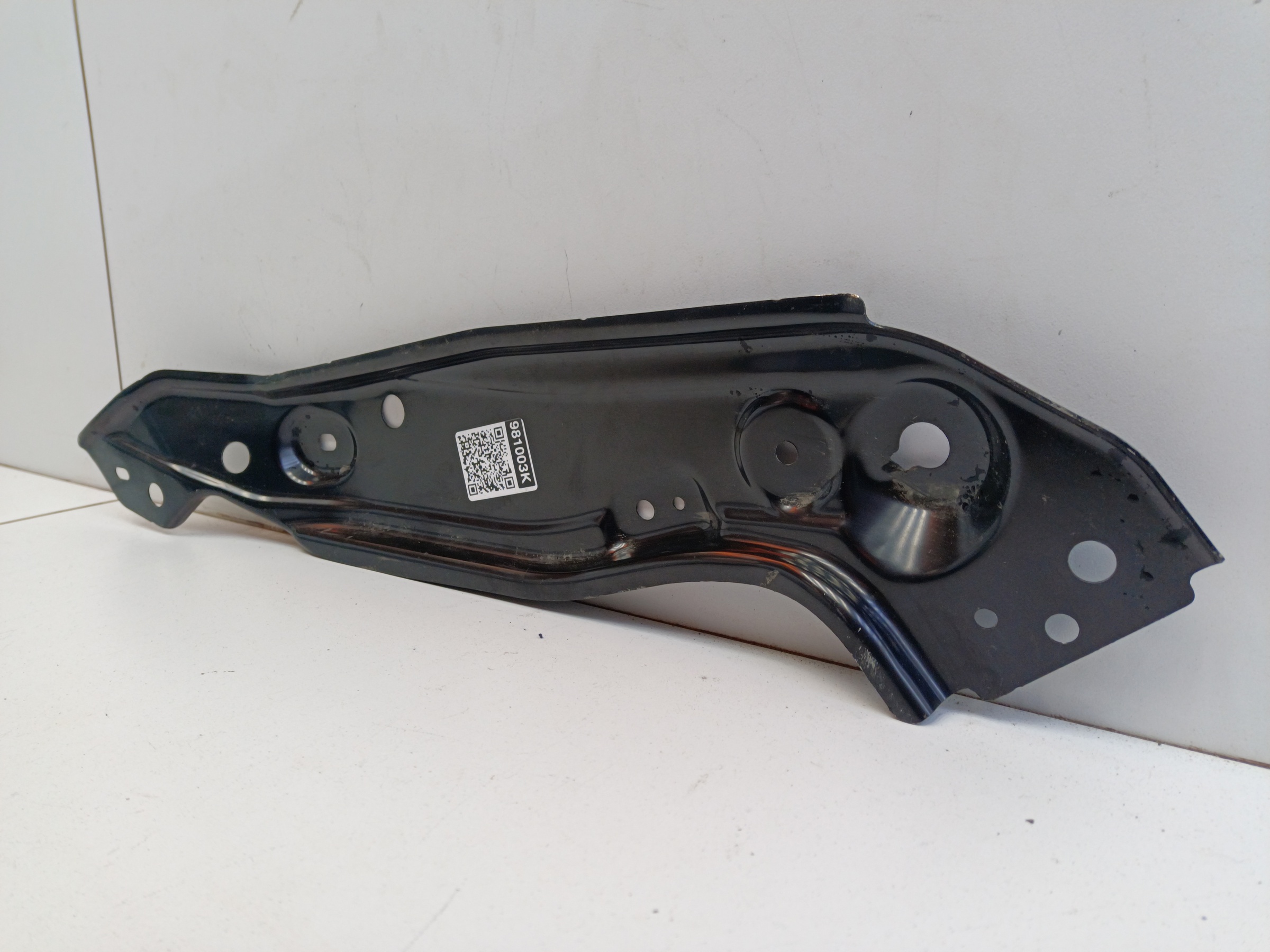 Кронштейн передней панели правый под фару Geely Monjaro