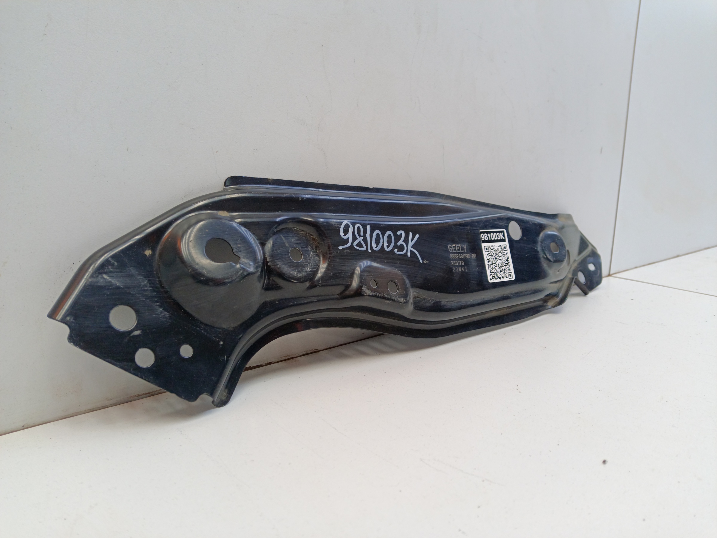 Кронштейн передней панели правый под фару Geely Monjaro