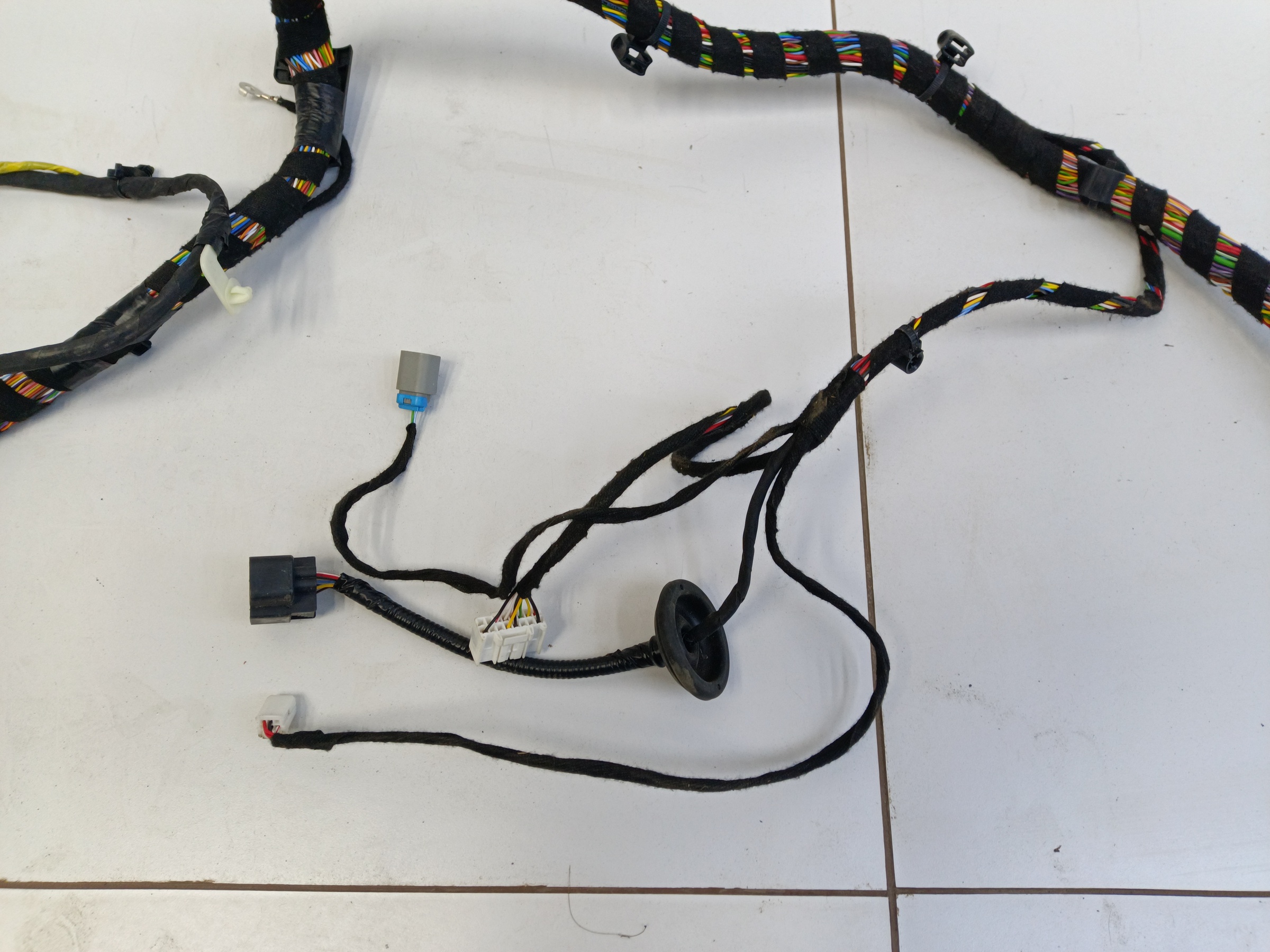 Проводка пола в салоне Exeed TXL