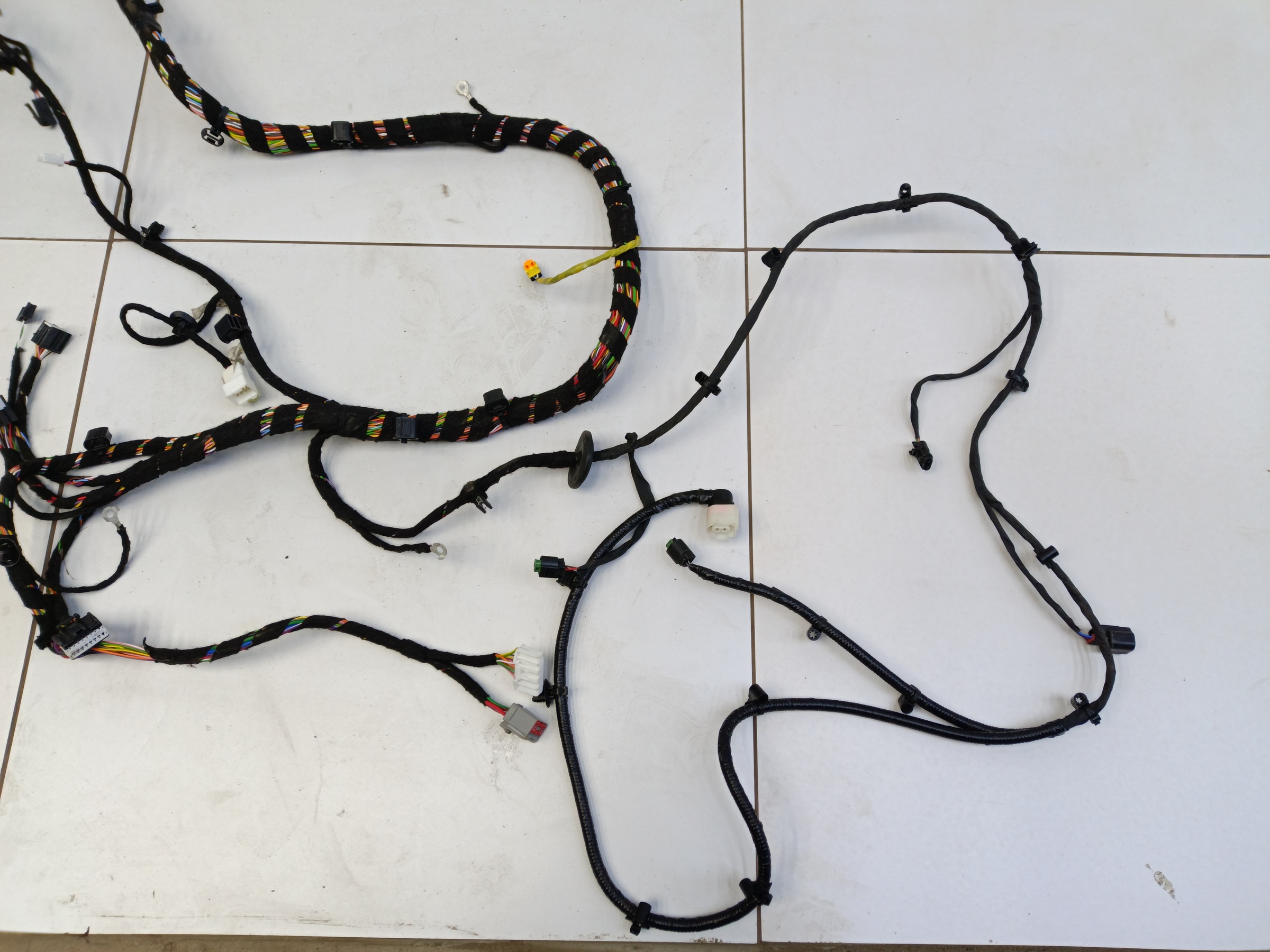 Проводка пола в салоне Exeed TXL