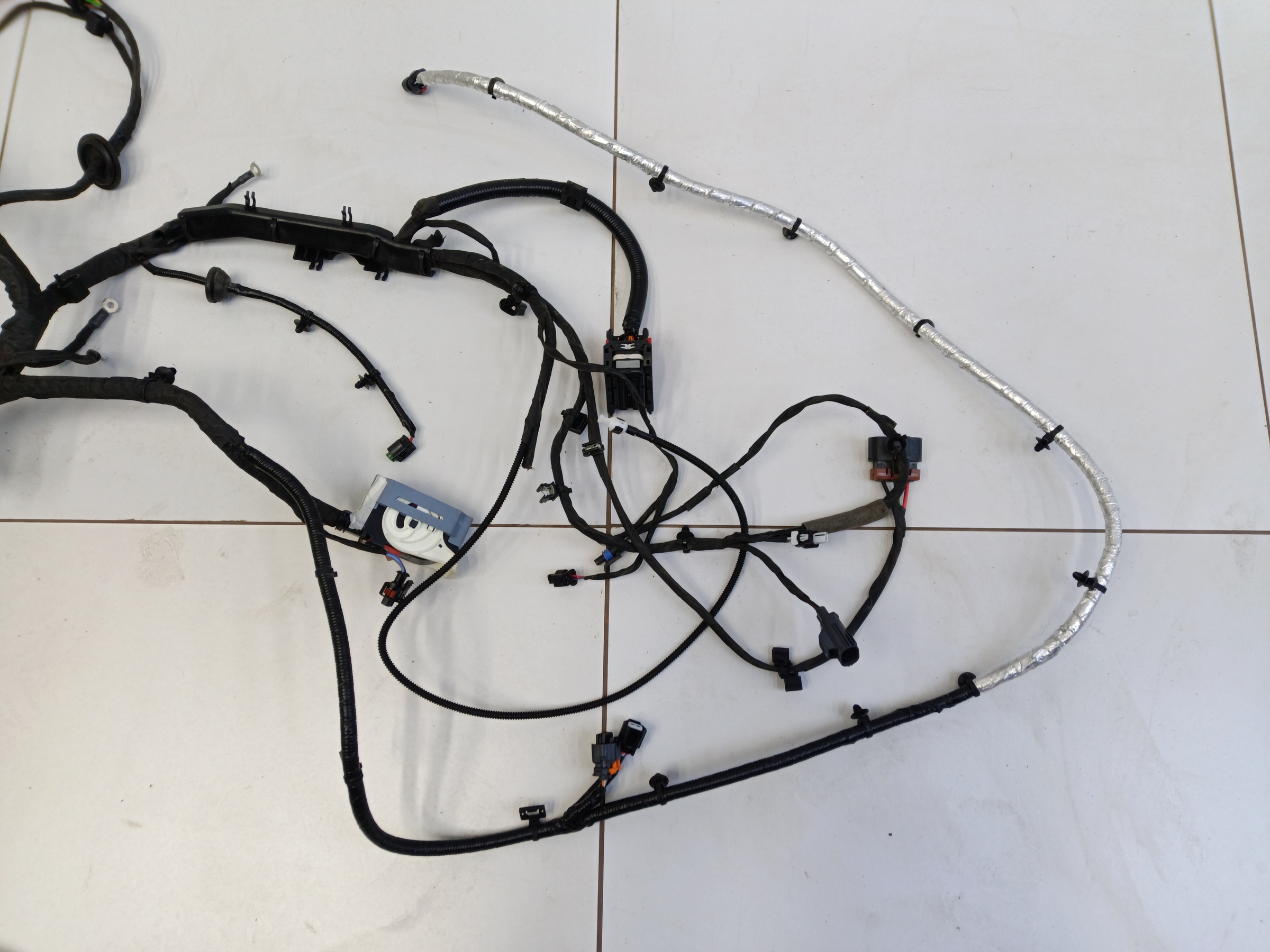 Проводка пола в салоне Exeed TXL