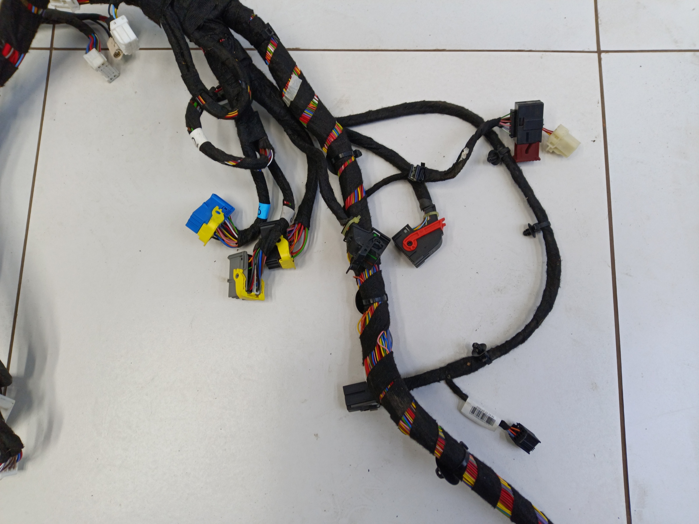 Проводка пола в салоне Exeed TXL