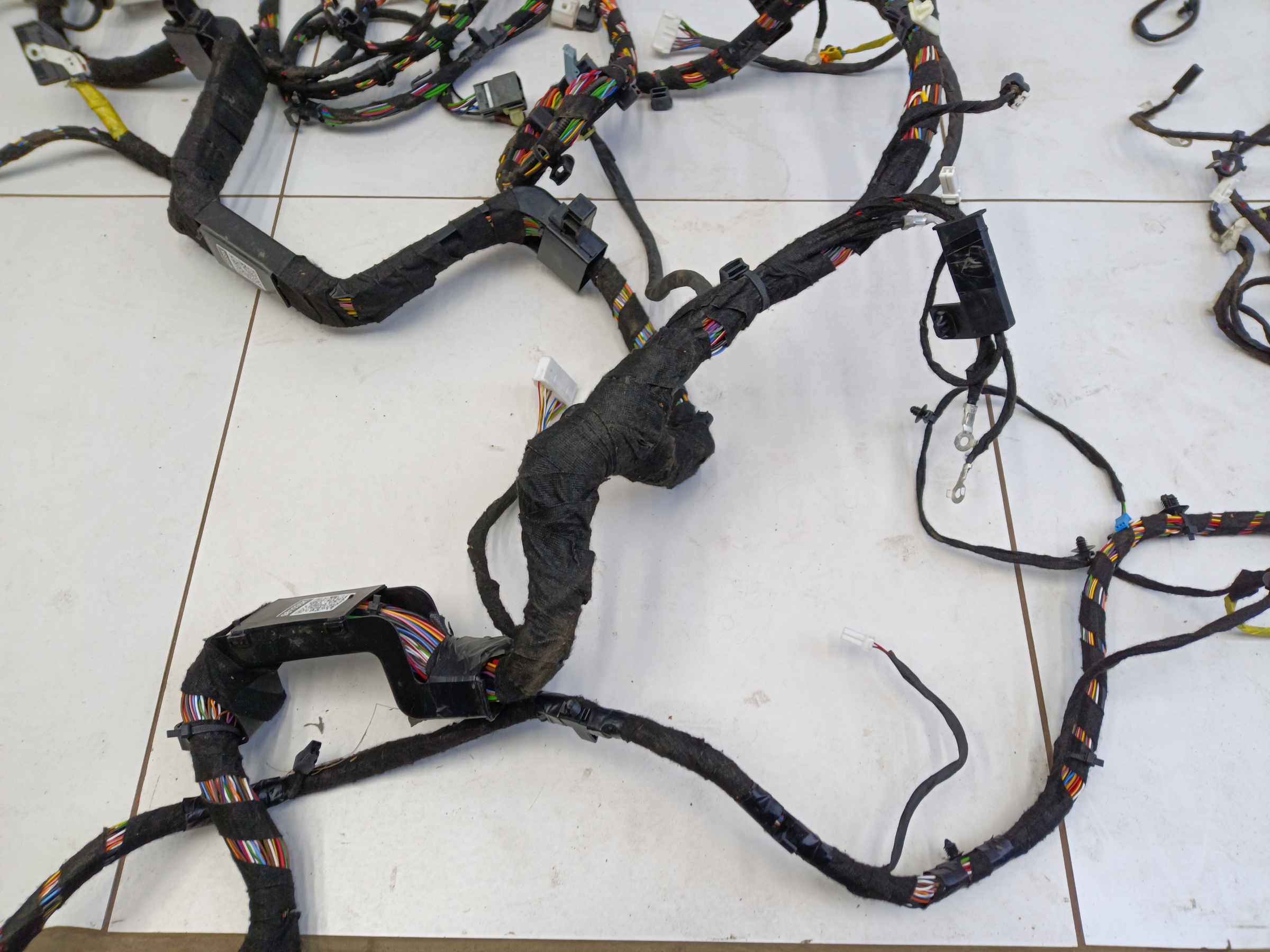 Проводка пола в салоне Exeed TXL