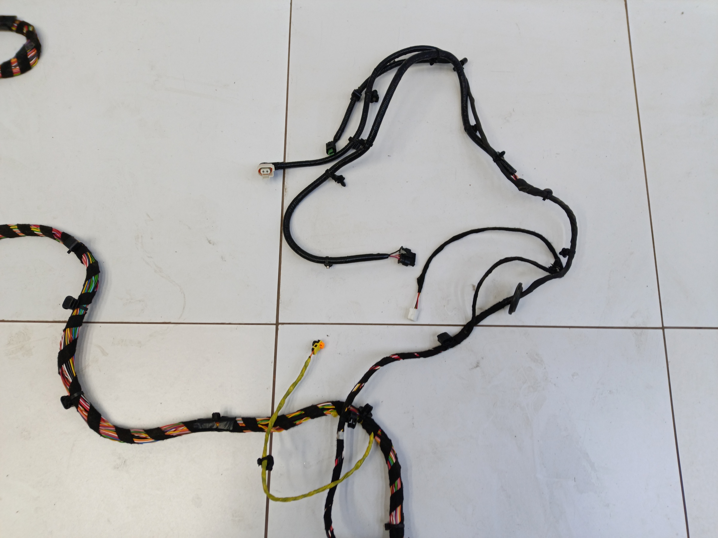 Проводка пола в салоне Exeed TXL