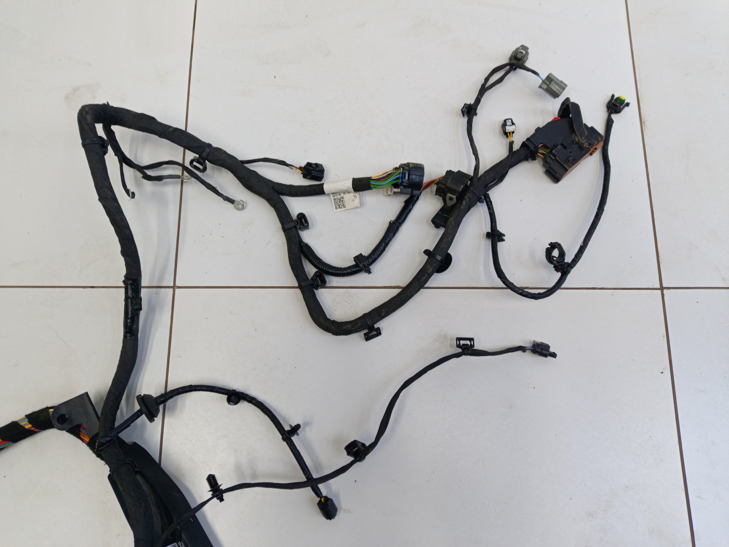 Проводка пола в салоне Exeed TXL