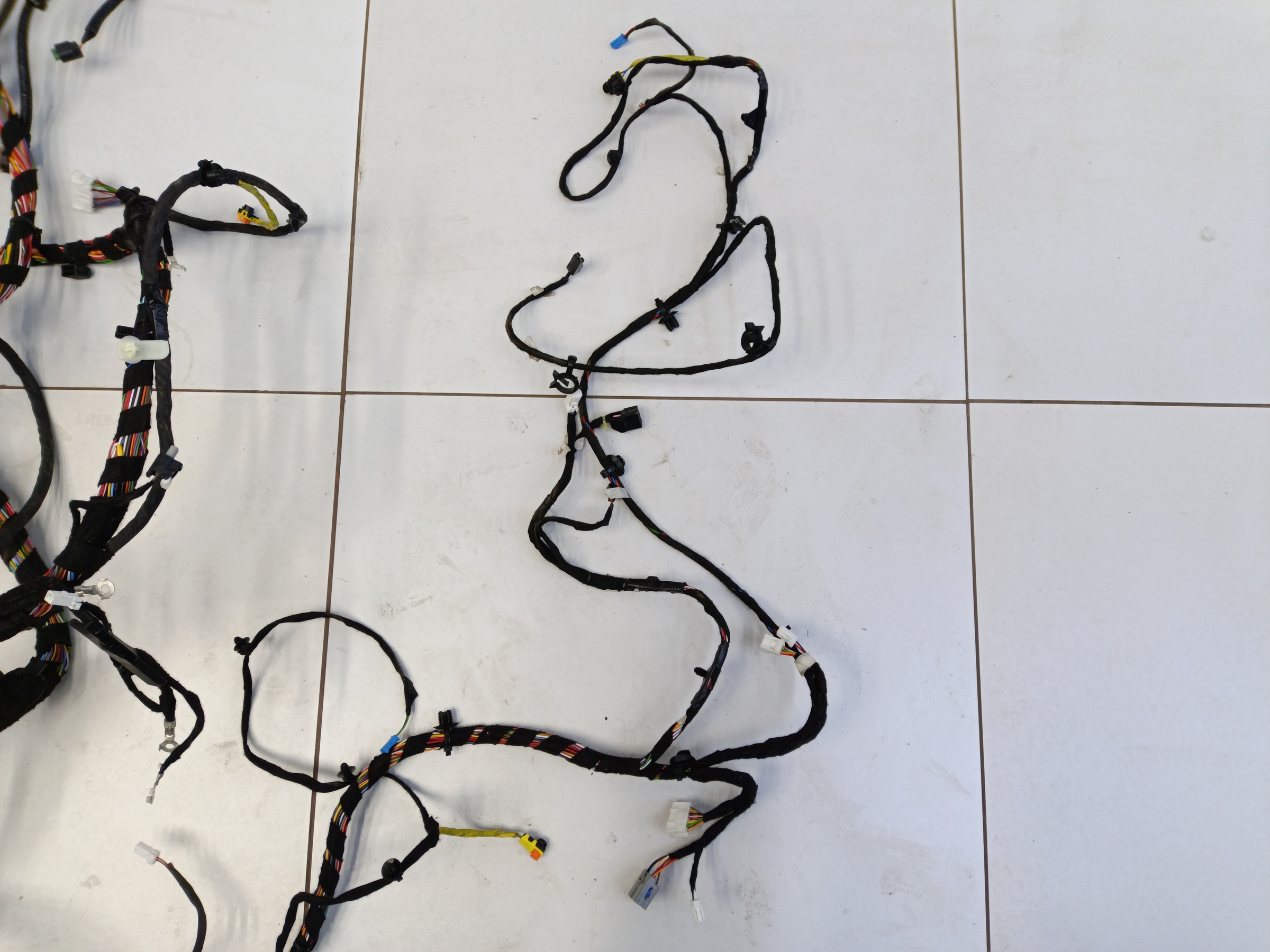 Проводка пола в салоне Exeed TXL