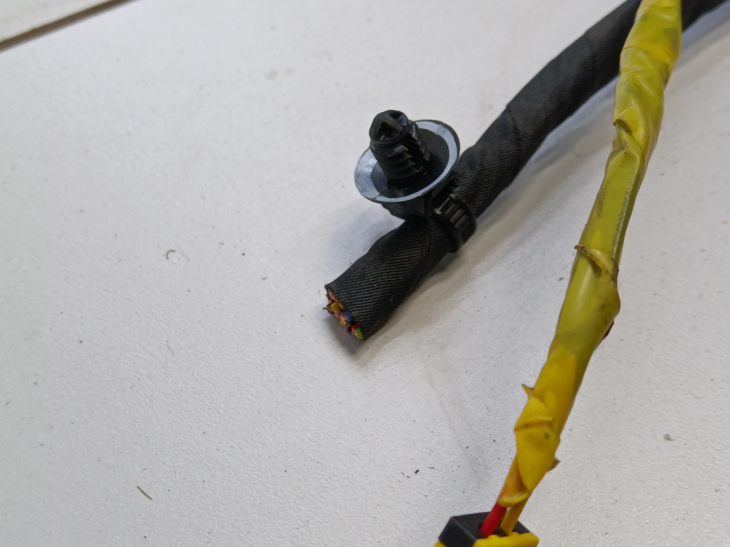 Проводка пола в салоне Exeed TXL