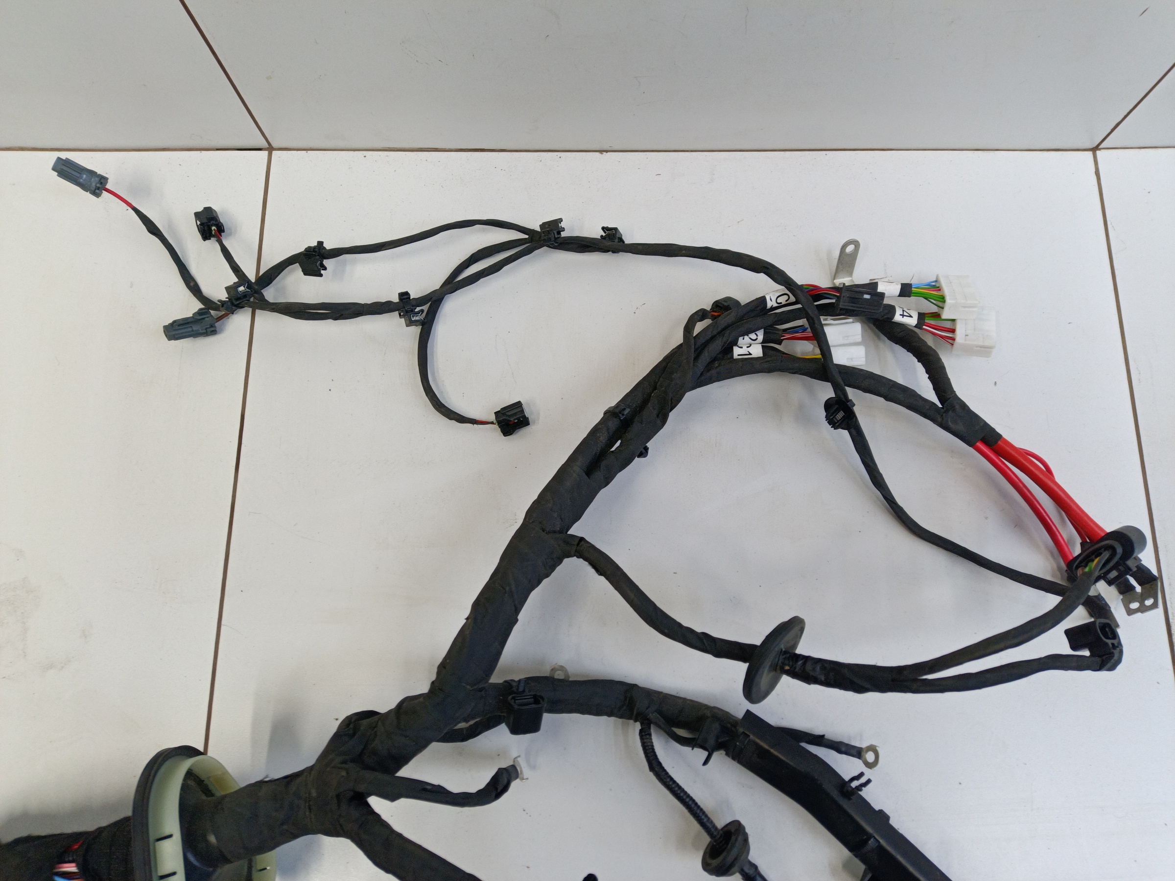 Проводка пола в салоне Exeed TXL