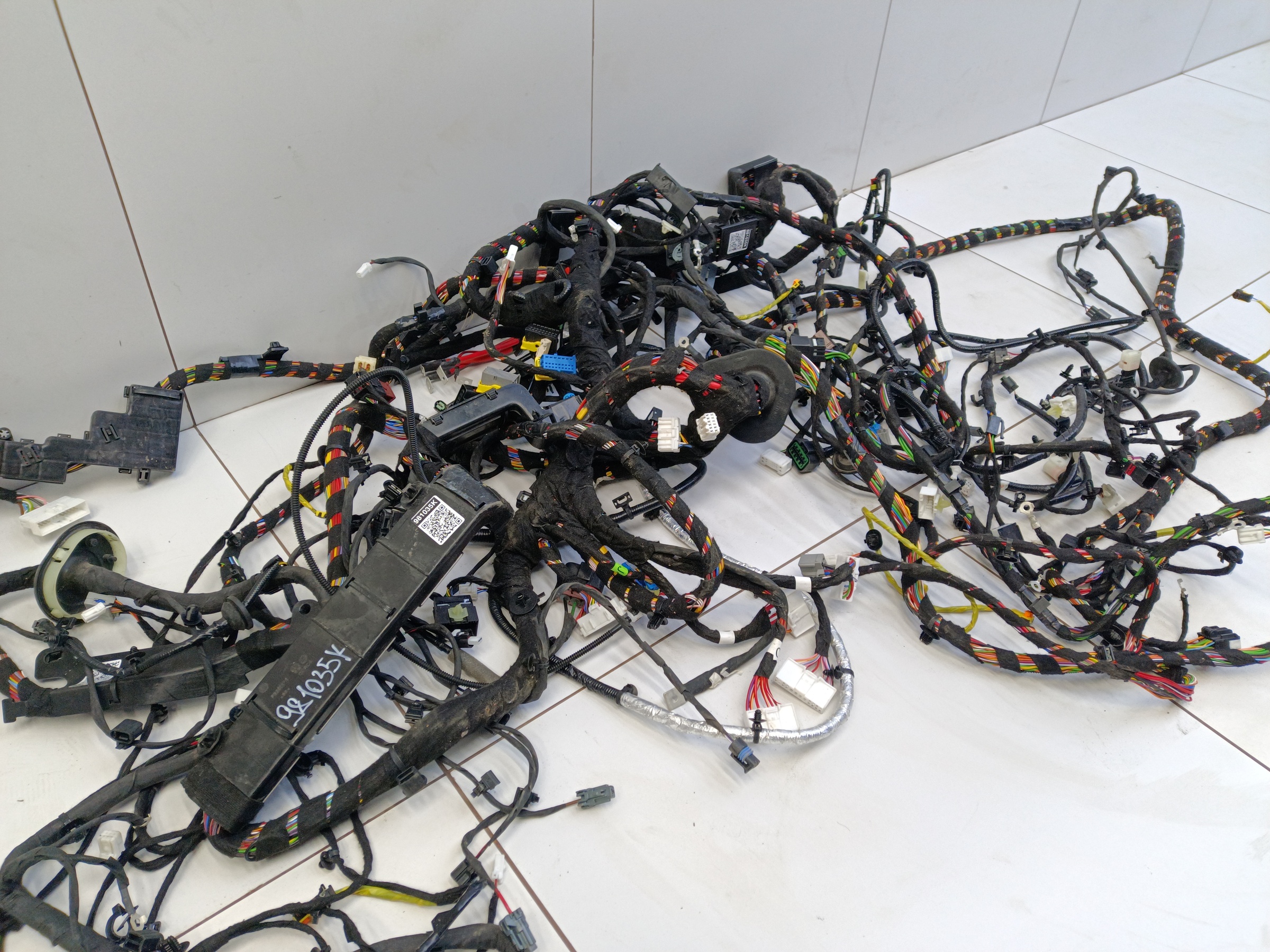 Проводка пола в салоне Exeed TXL