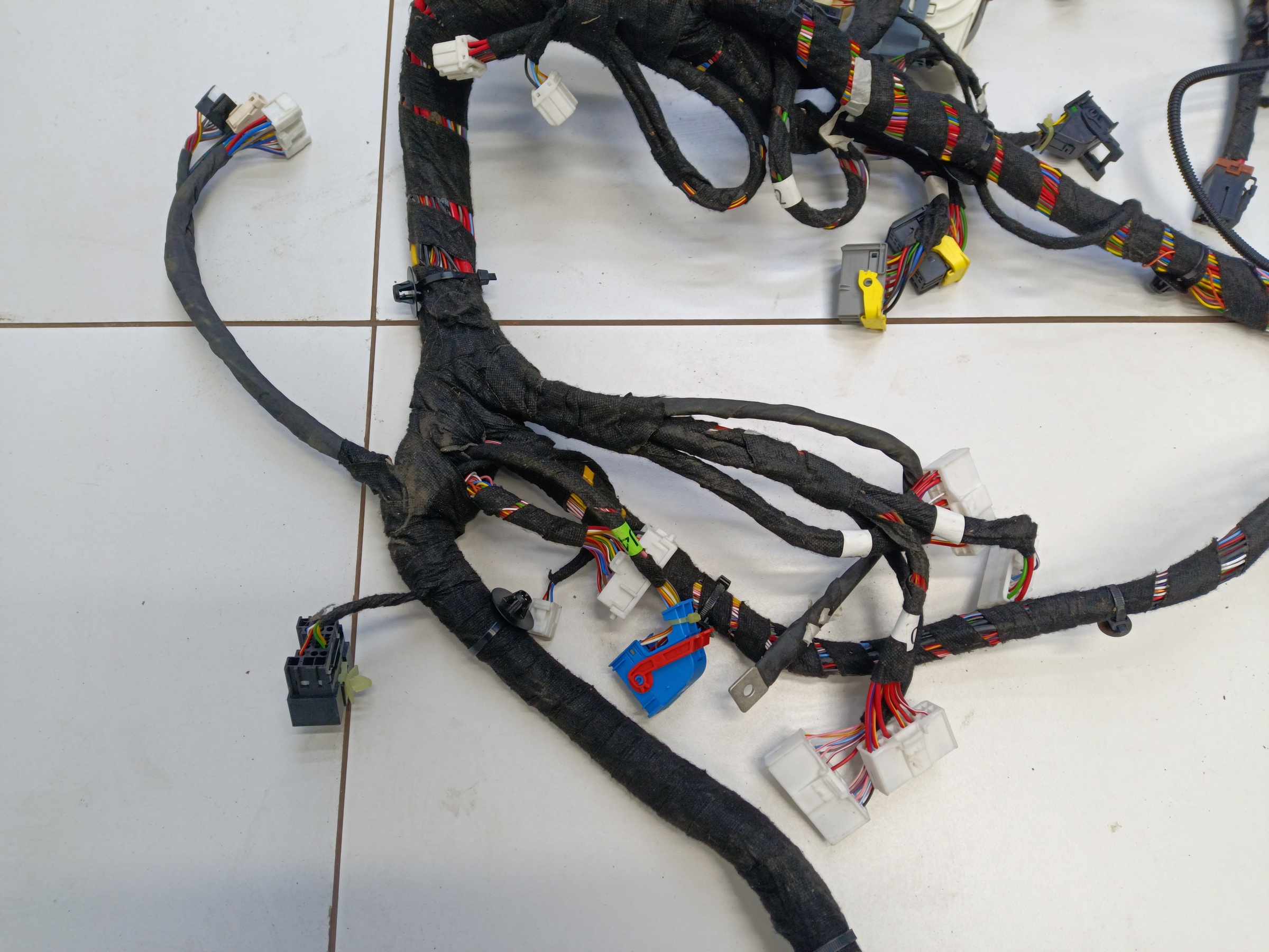 Проводка пола в салоне Exeed TXL