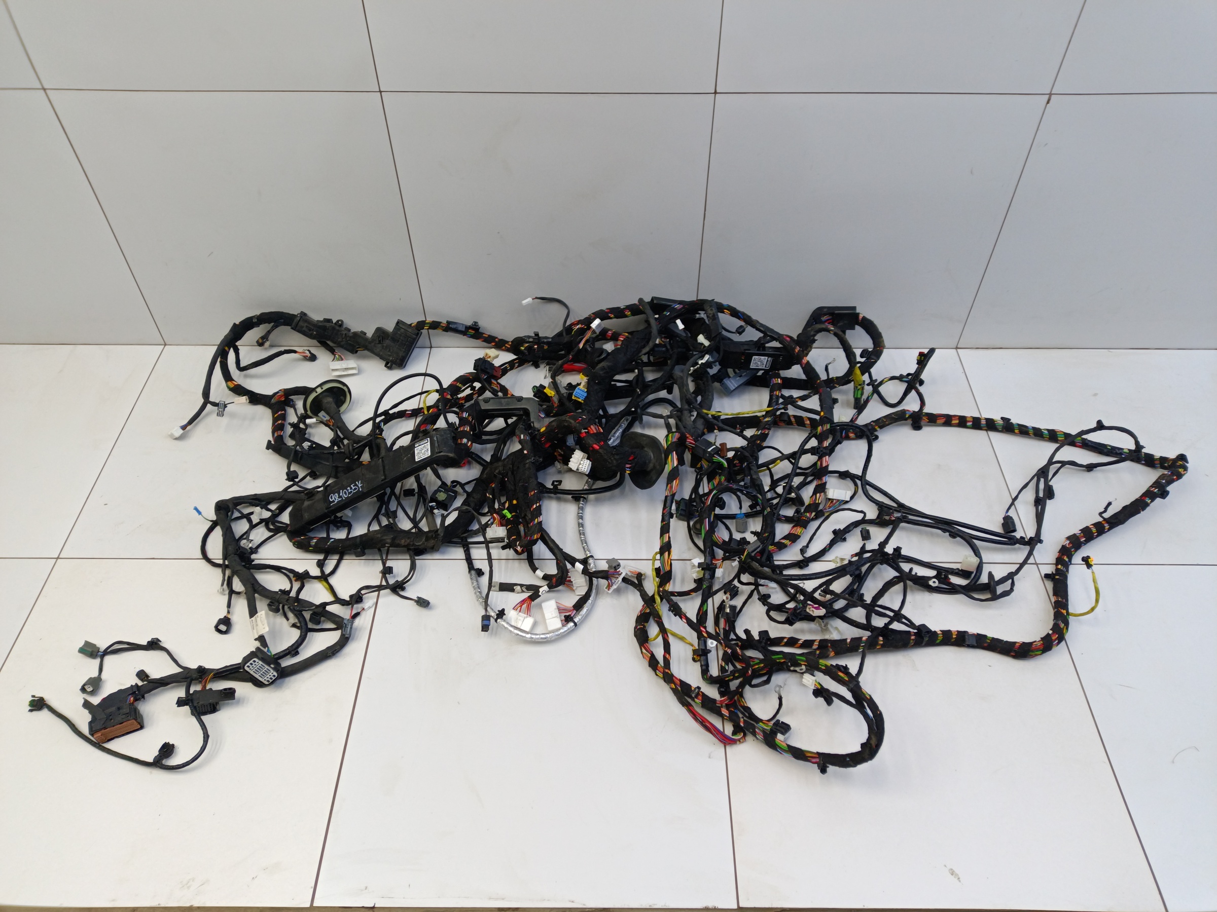 Проводка пола в салоне Exeed TXL